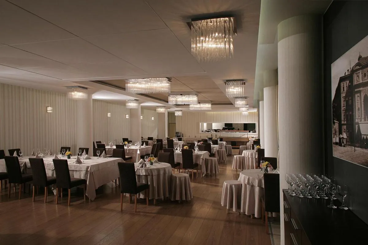 Restaurant/places to eat in Reghina Blue Hotel