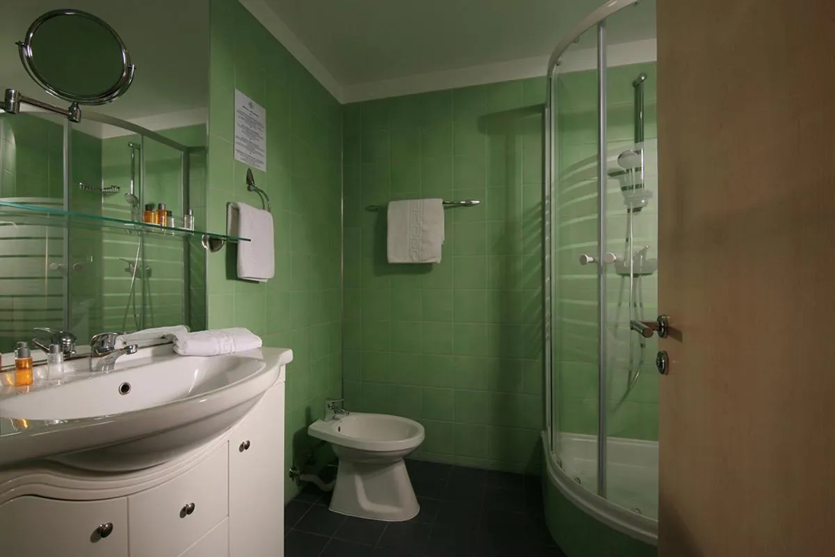 Shower in Reghina Blue Hotel