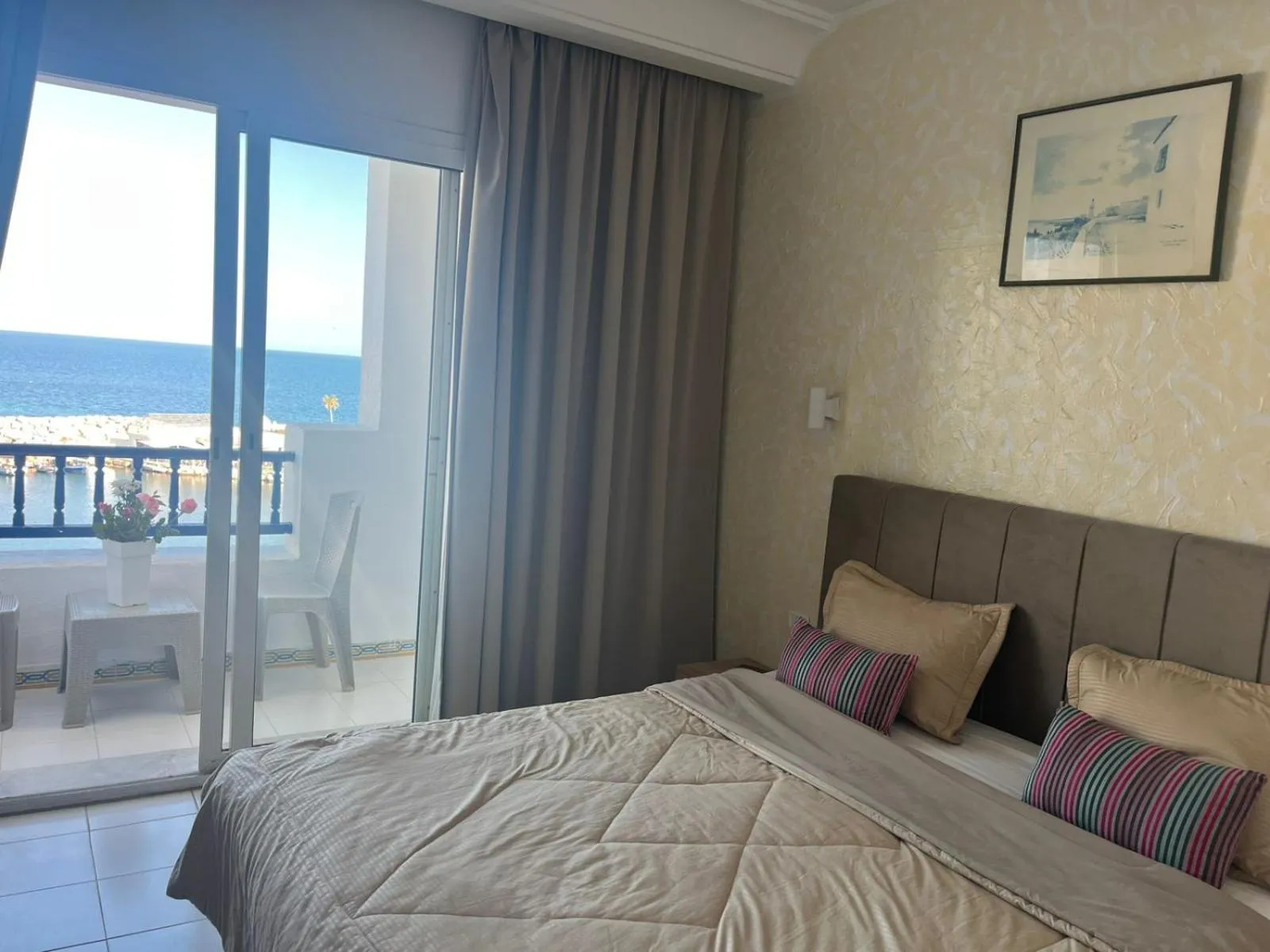 Balcony/Terrace, Bed in Hotel Mezri