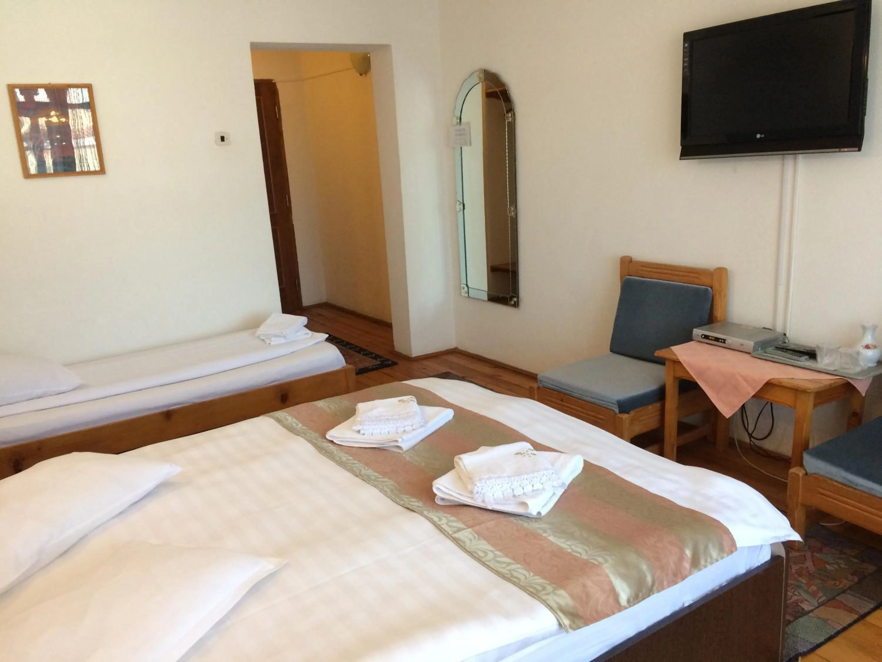 Photo of the whole room, Bed in Pension Casa Alba