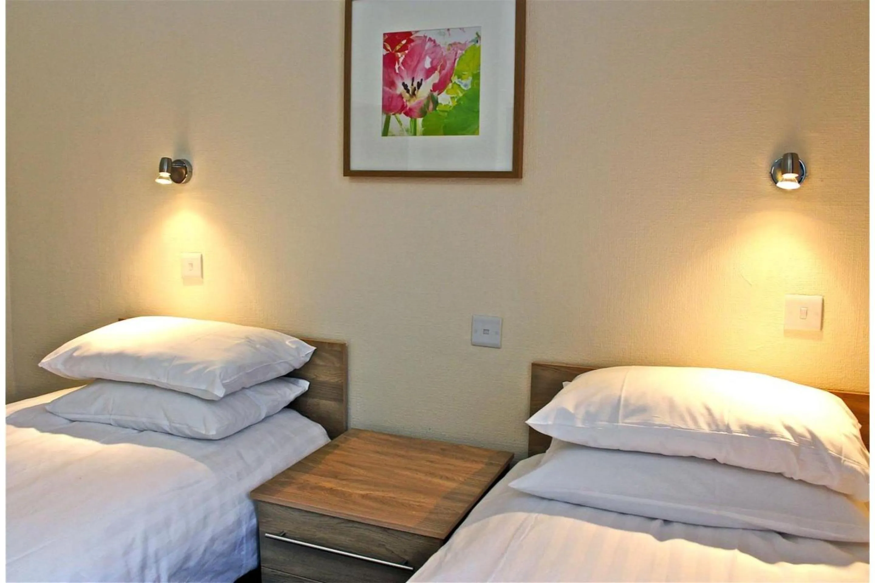 Bedroom, Bed in Central Hotel Golders Green
