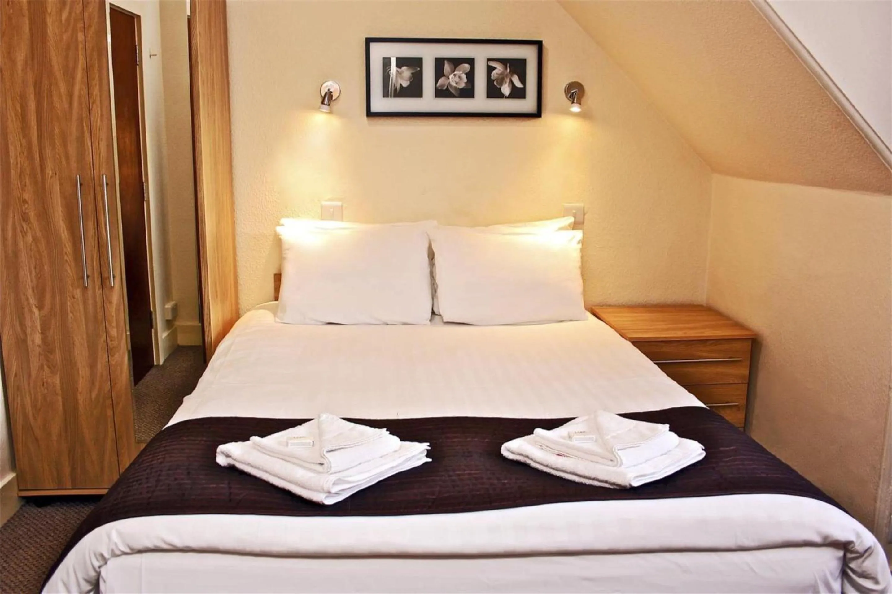 Bedroom, Bed in Central Hotel Golders Green