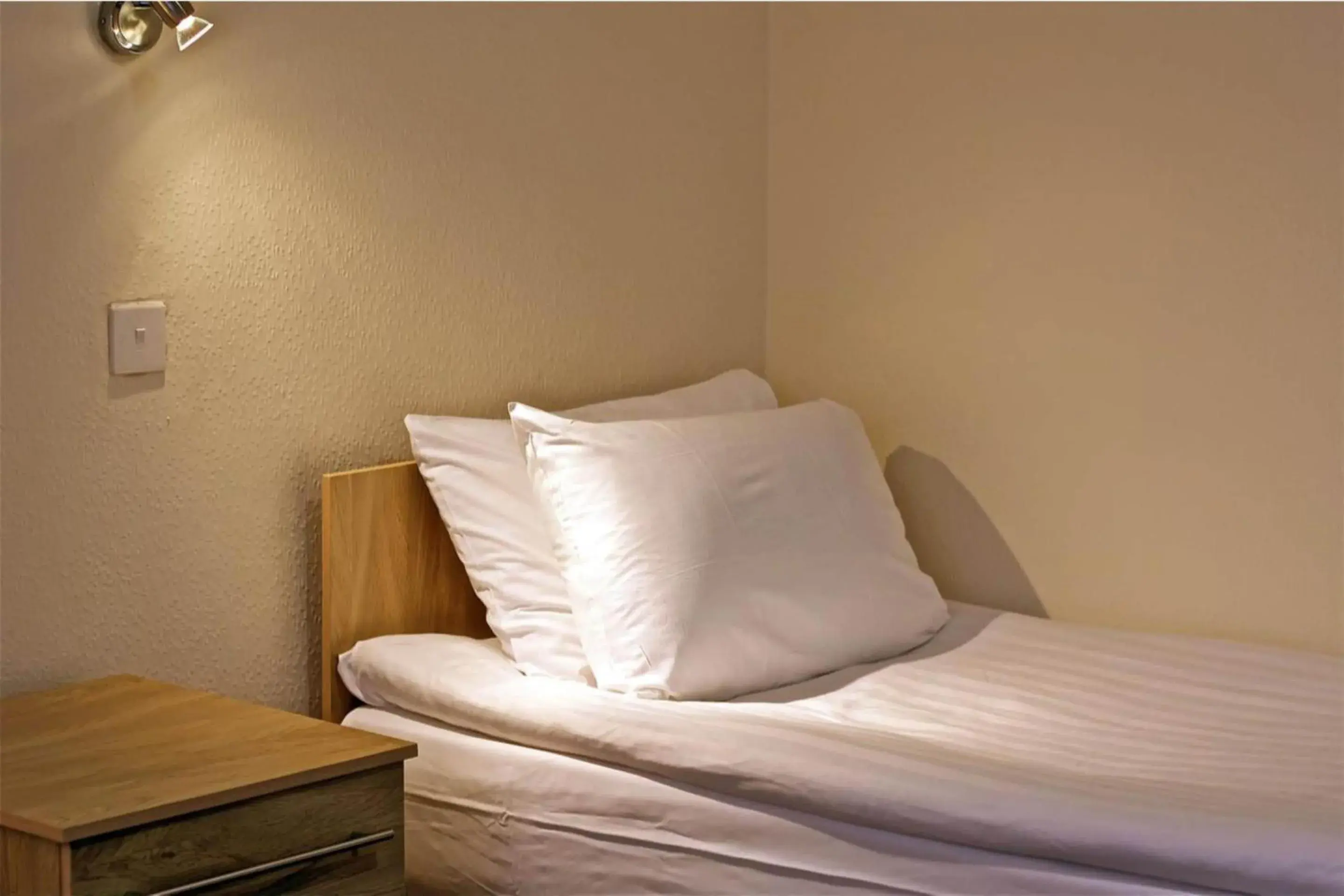 Bedroom, Bed in Central Hotel Golders Green Bedroom, Bed in Central Hotel Golders Green