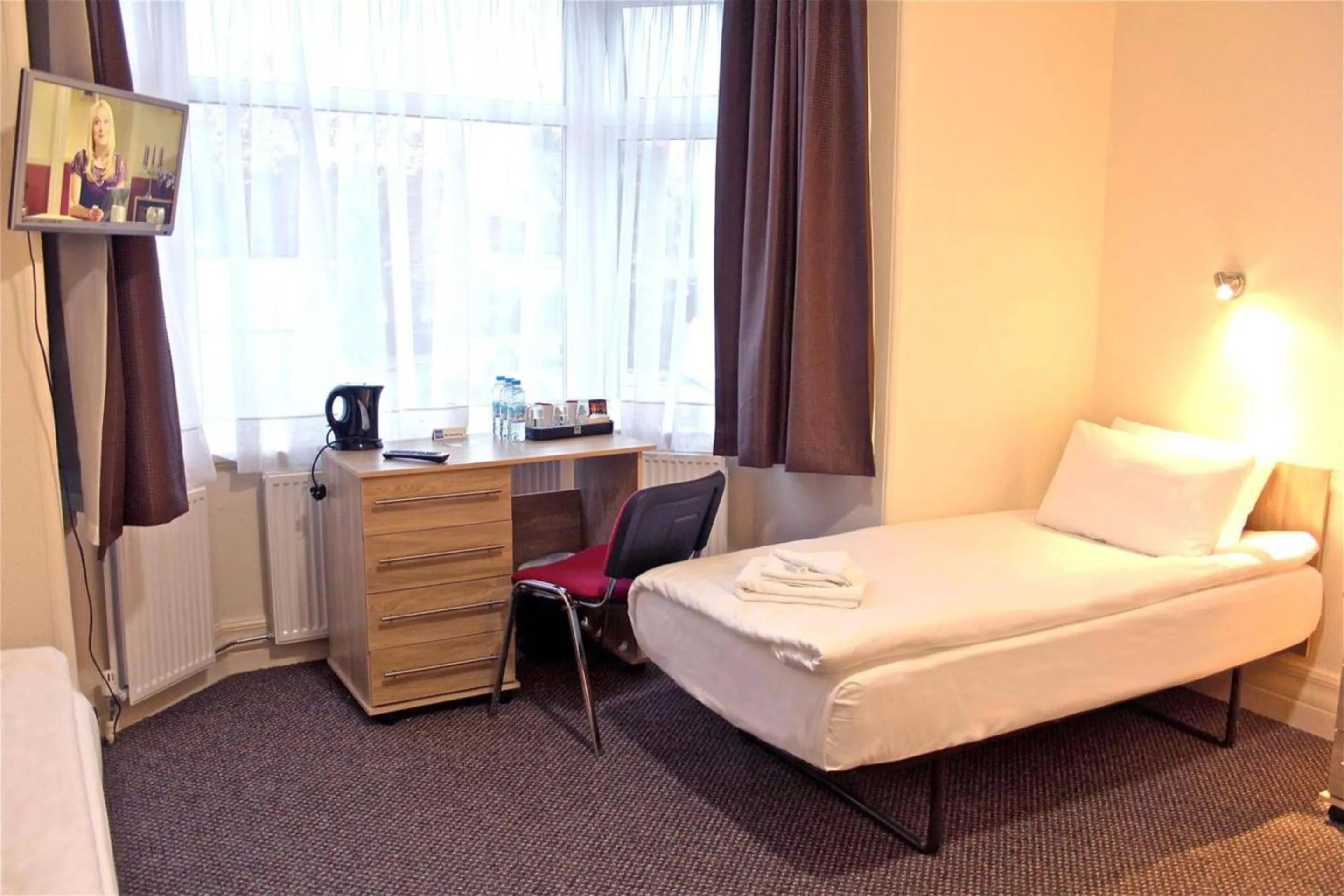 Bedroom, Bed in Central Hotel Golders Green