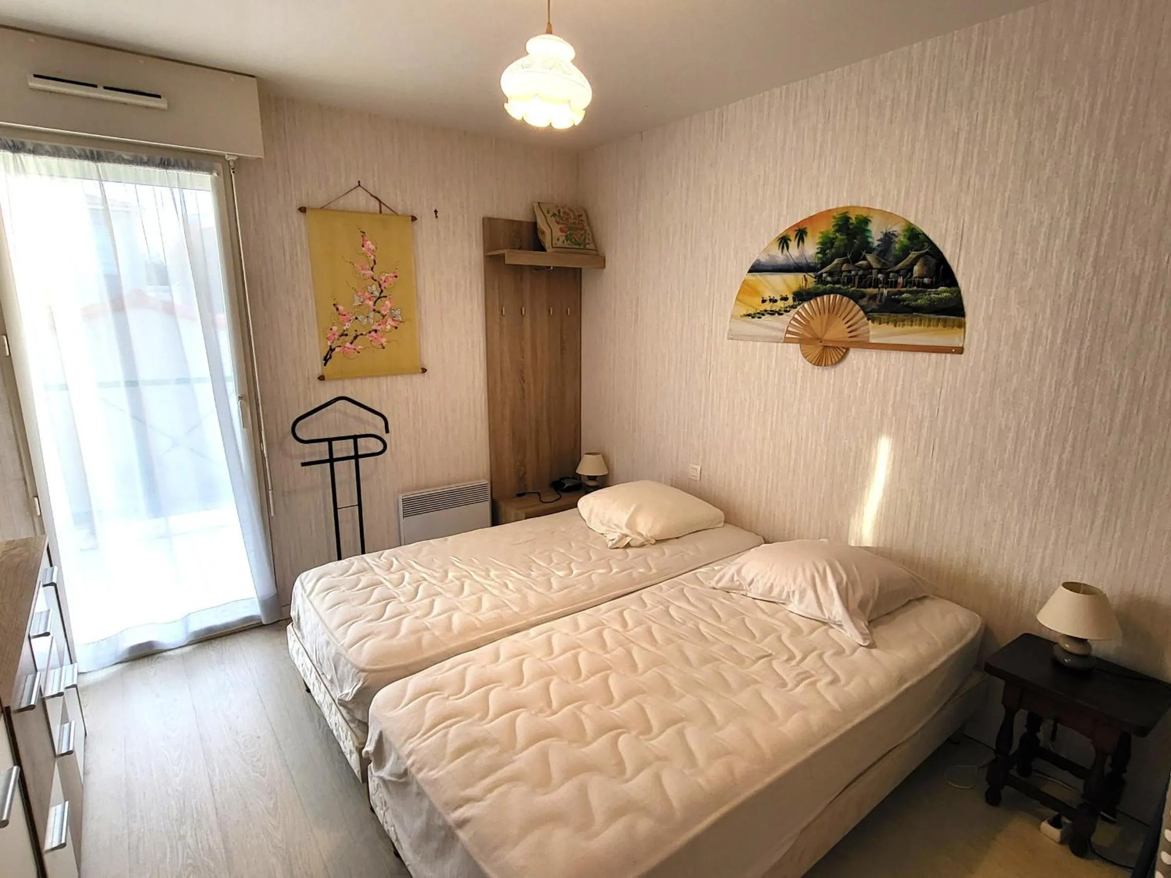 Bed in Appartement T2 : grande terrasse équipée, parking, à 200m de la mer et 400m de la plage - FR-1-92-735
