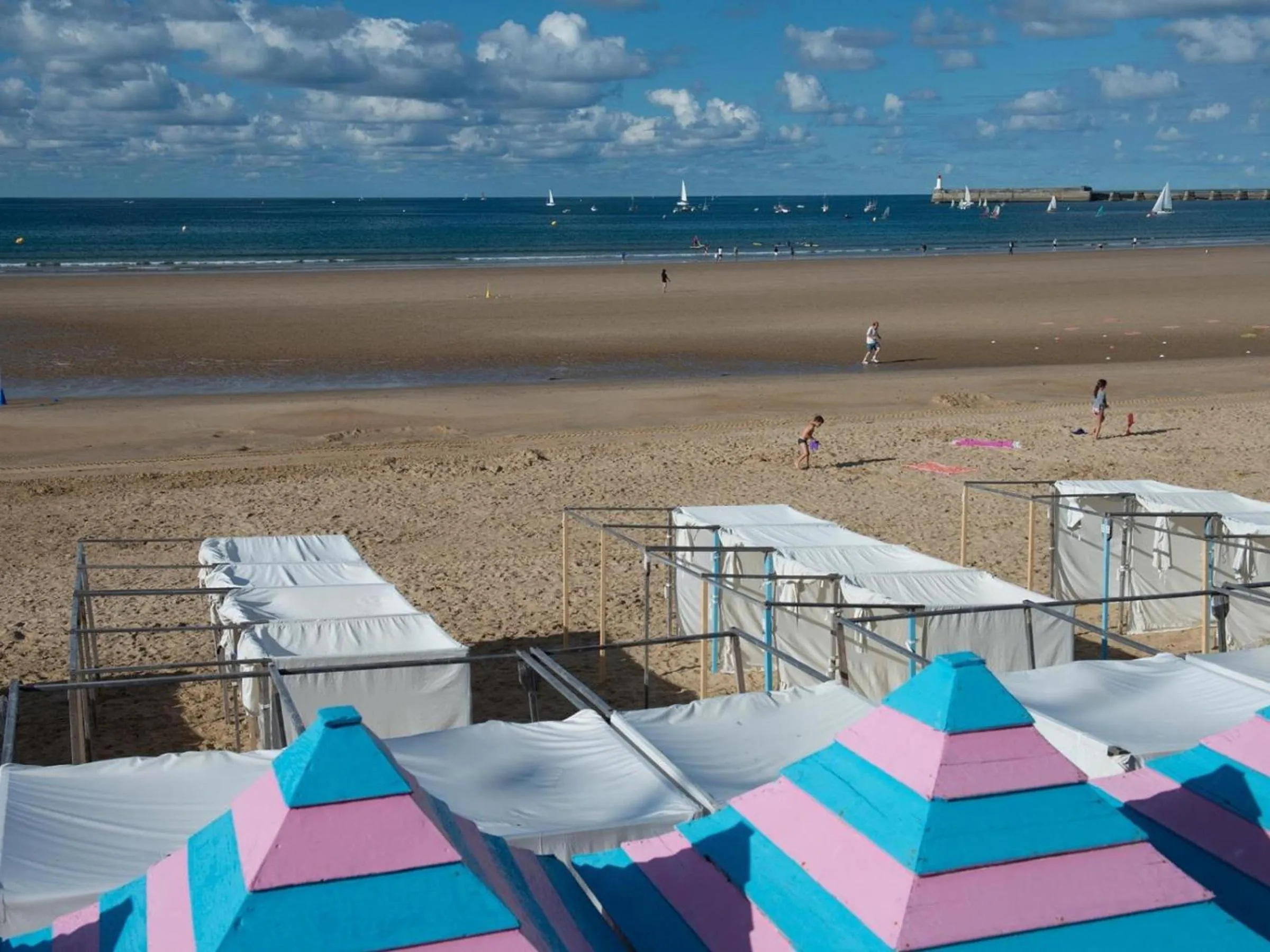 Appartement T2 : grande terrasse équipée, parking, à 200m de la mer et 400m de la plage - FR-1-92-735