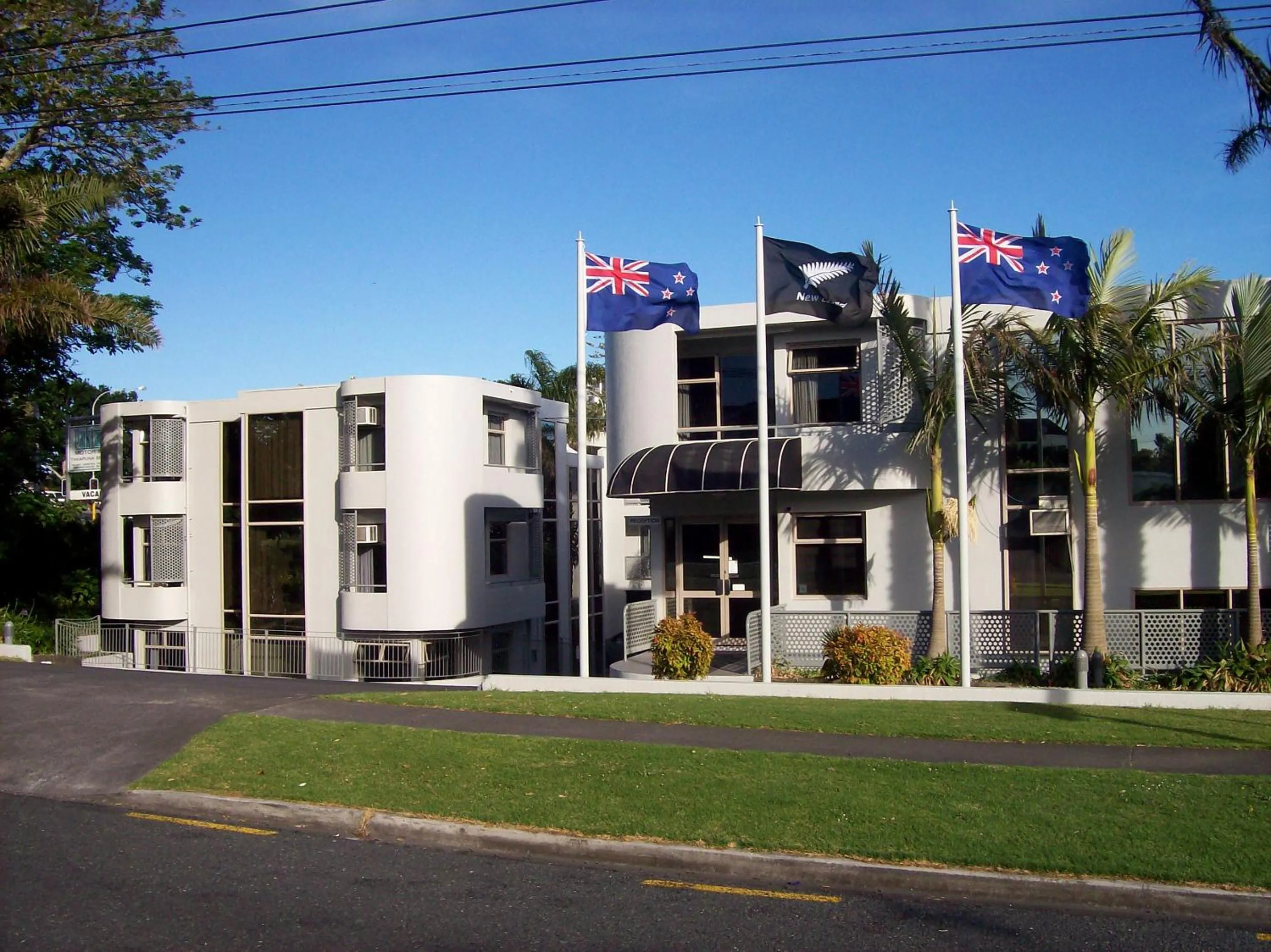 Facade/entrance in Carnmore Hotel Takapuna