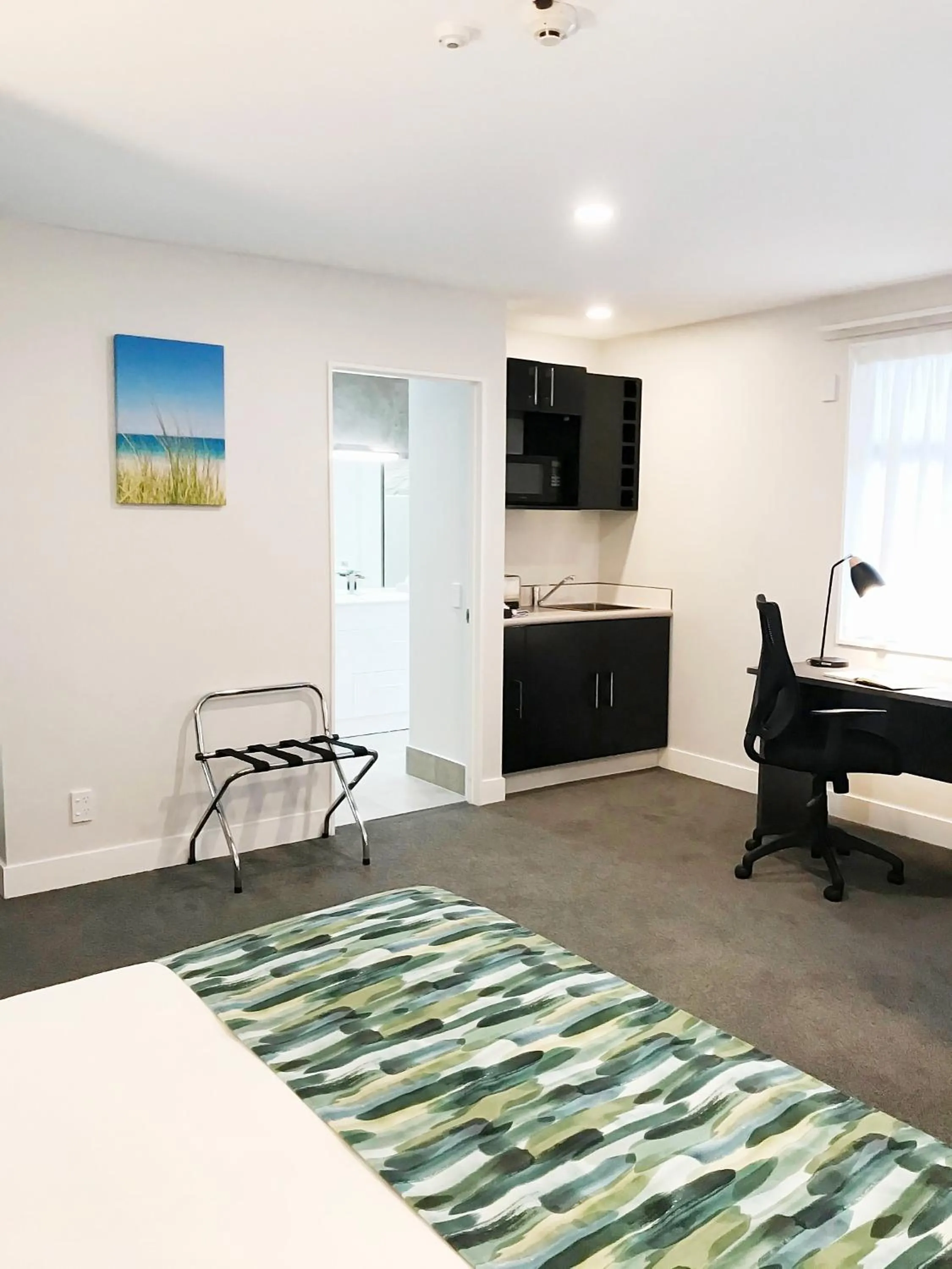 TV and multimedia, Bed in Carnmore Hotel Takapuna