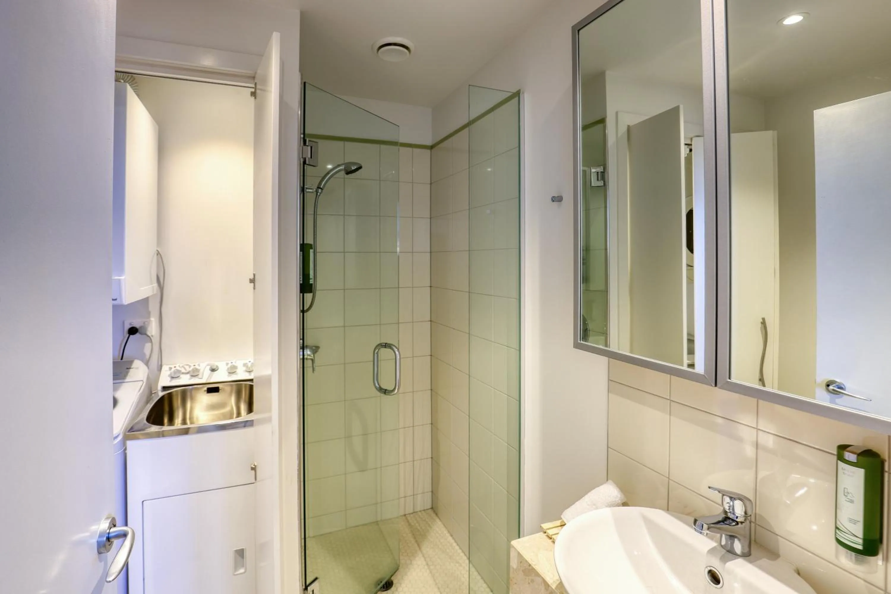 Shower in Marsden Suites Nautilus Orewa