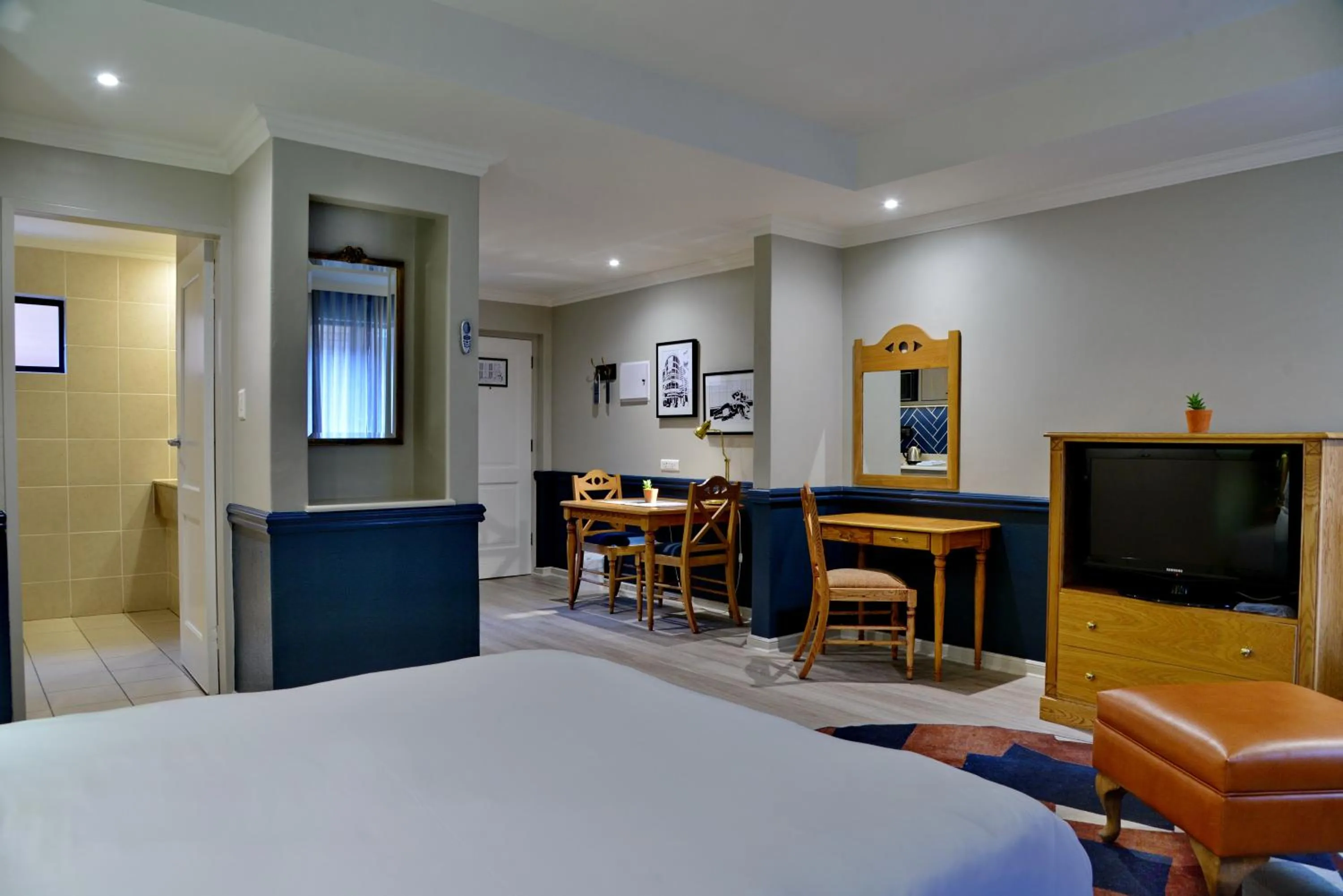 Photo of the whole room, Bed in Courtyard Hotel Rosebank