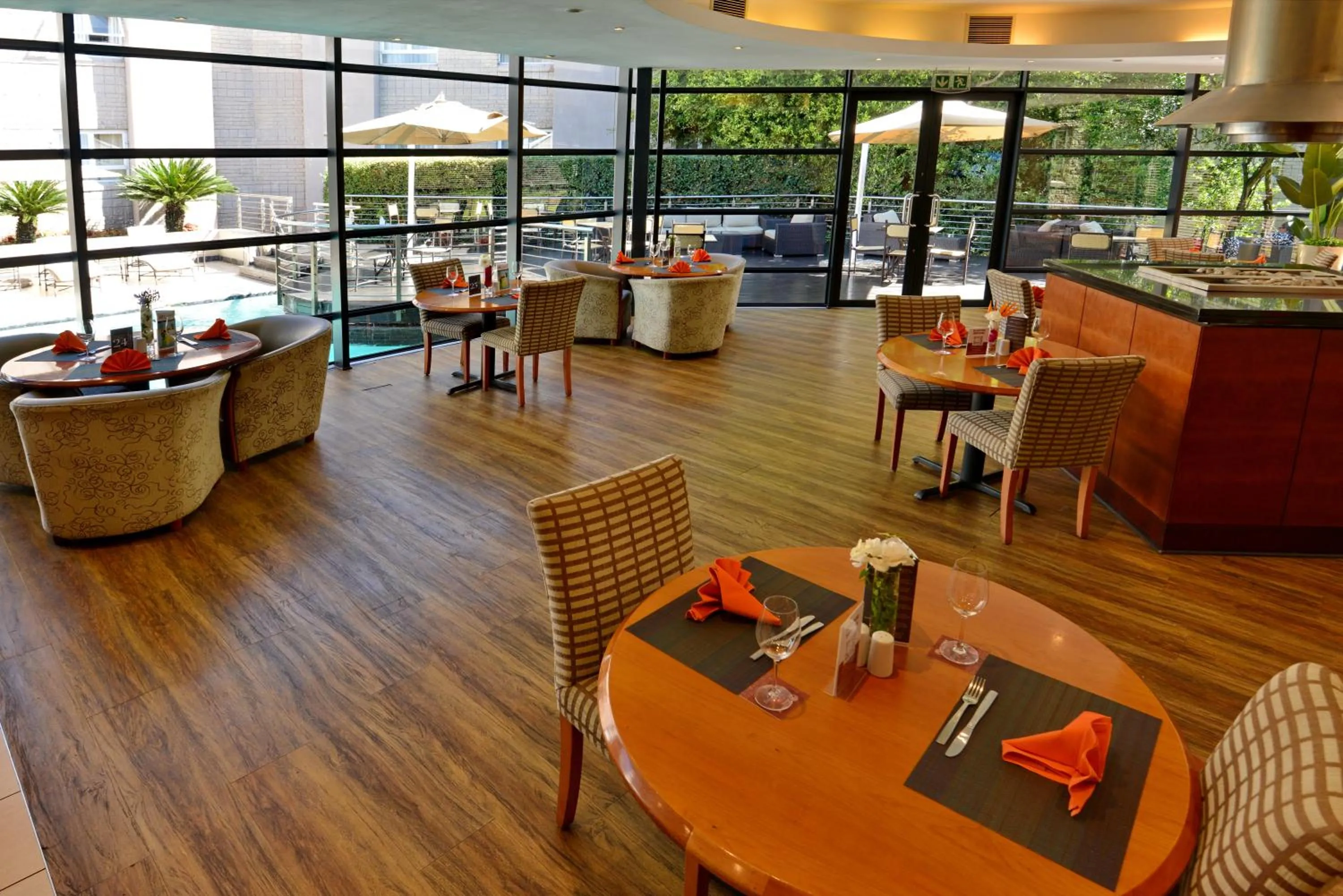 Restaurant/places to eat in City Lodge Hotel Johannesburg Airport, Barbara Road