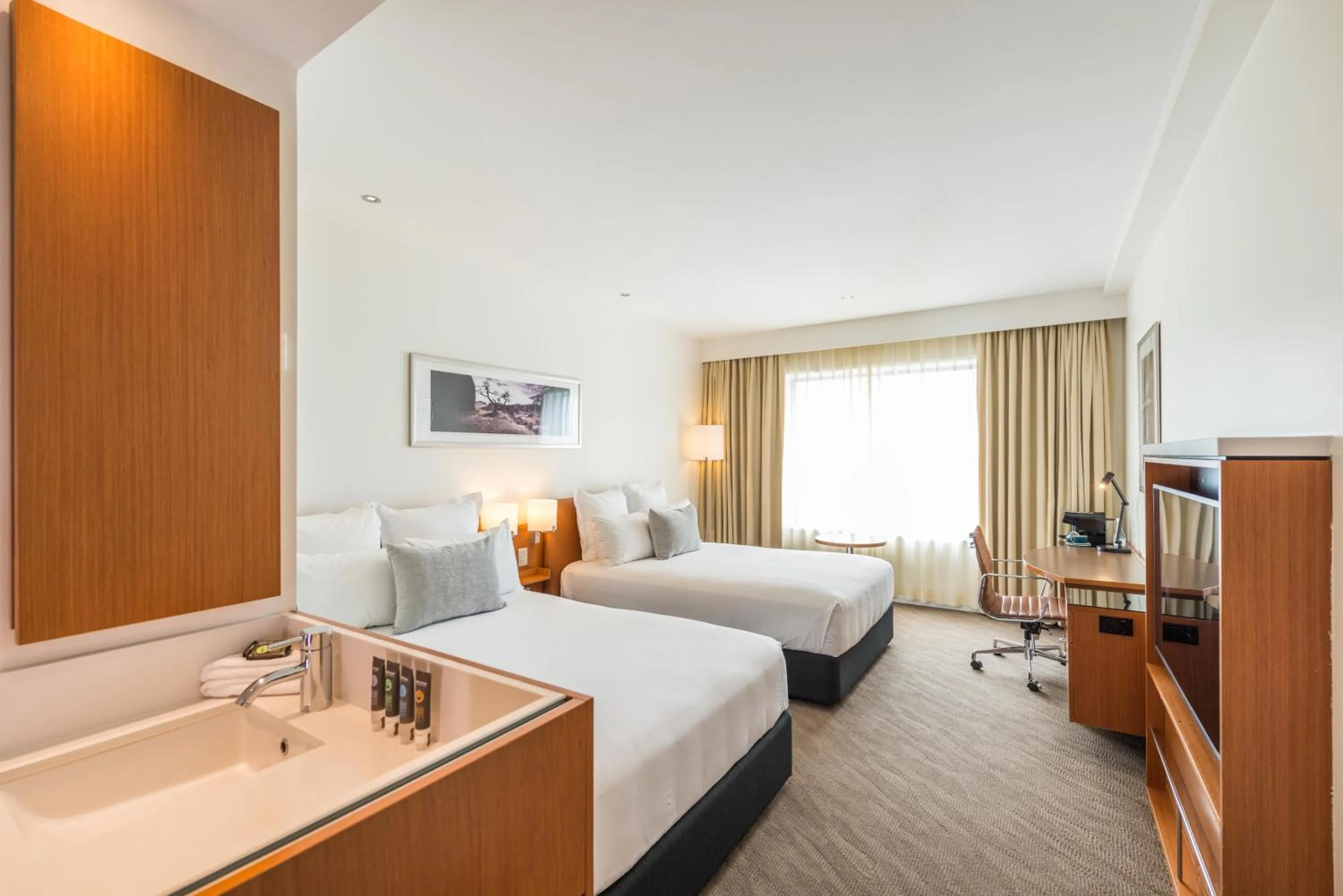 Bathroom, Bed in Novotel Christchurch Cathedral Square