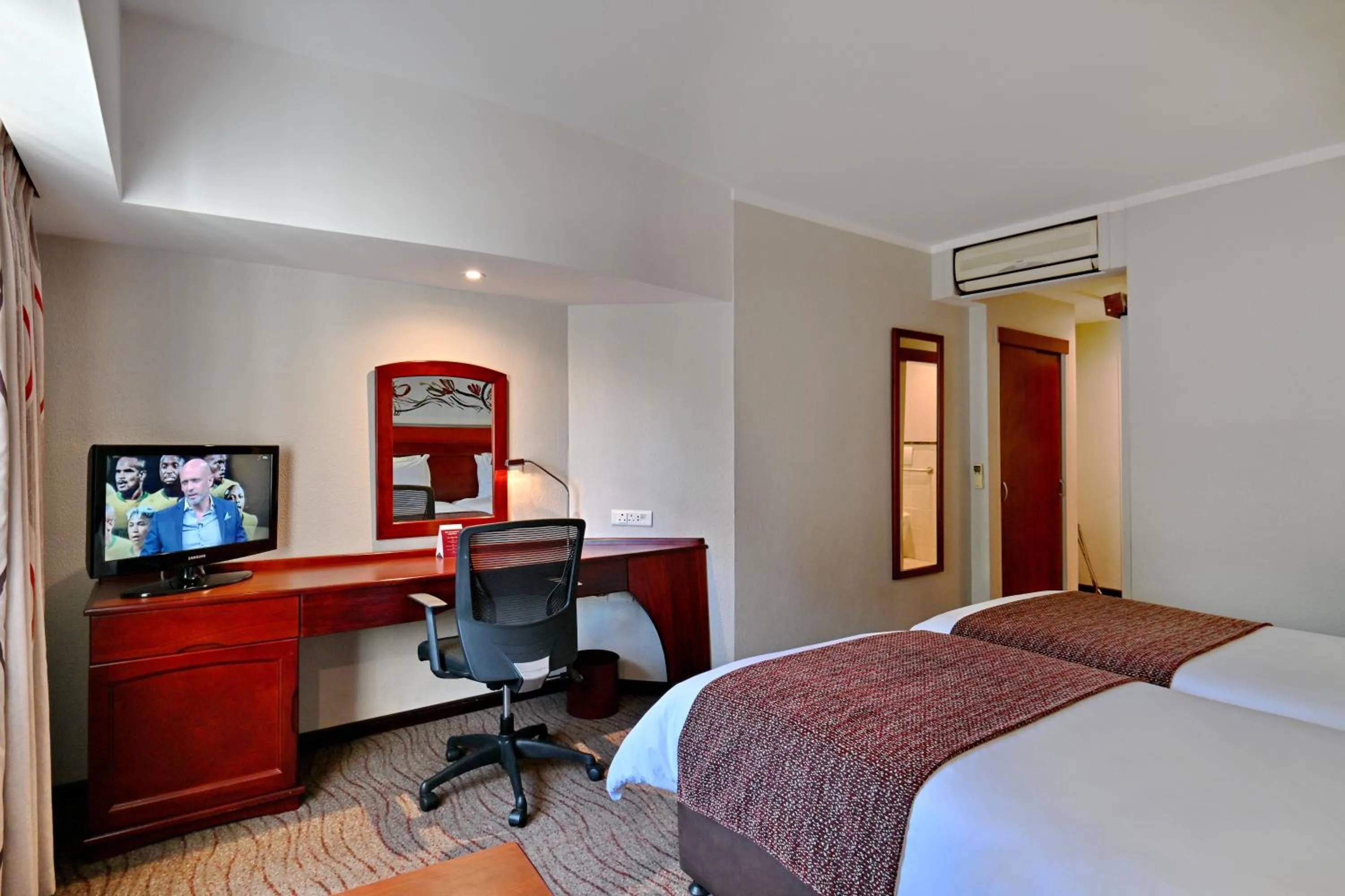 Bedroom, Bed in City Lodge Hotel Sandton, Morningside