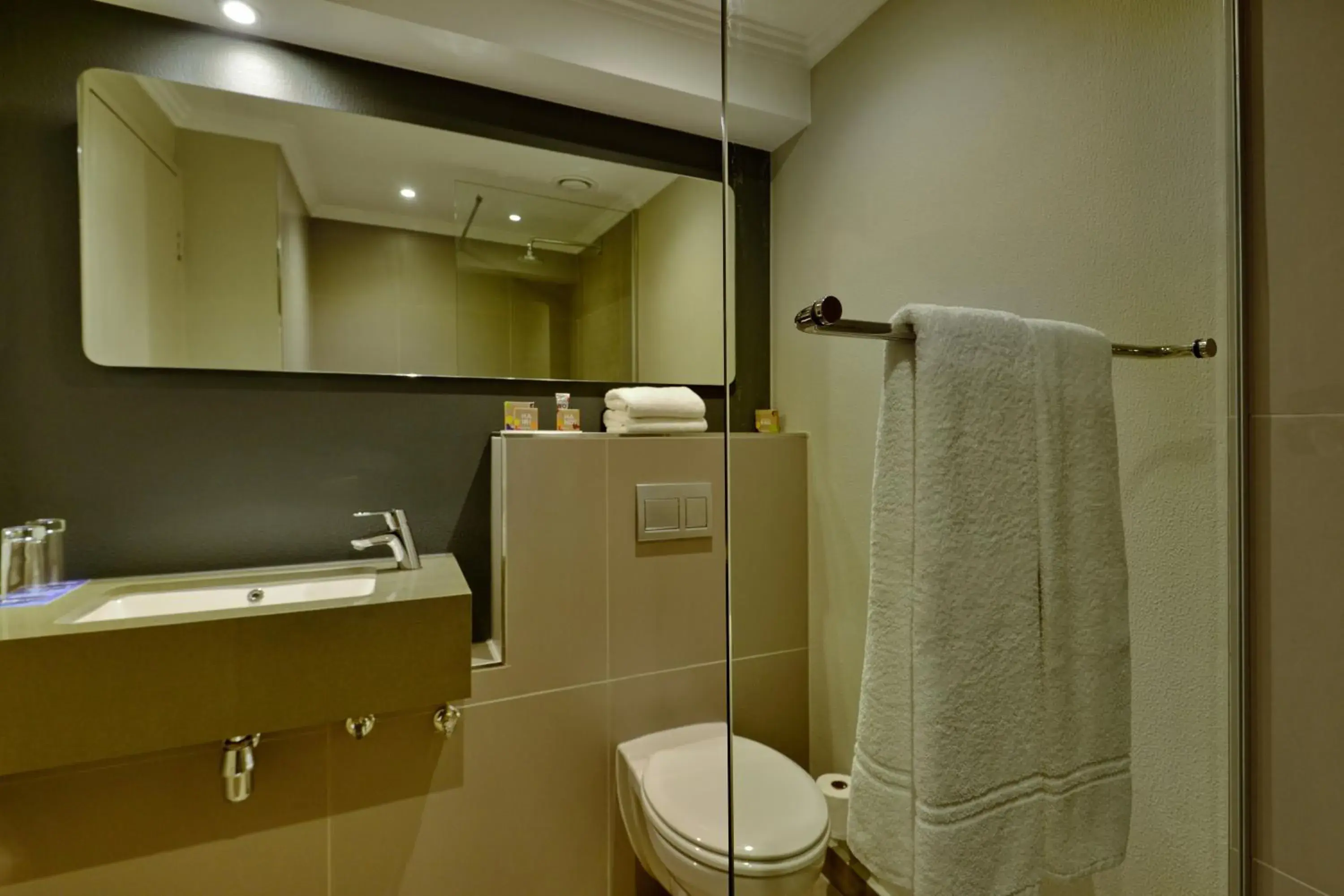 Bathroom in Town Lodge Bellville Bathroom in Town Lodge Bellville