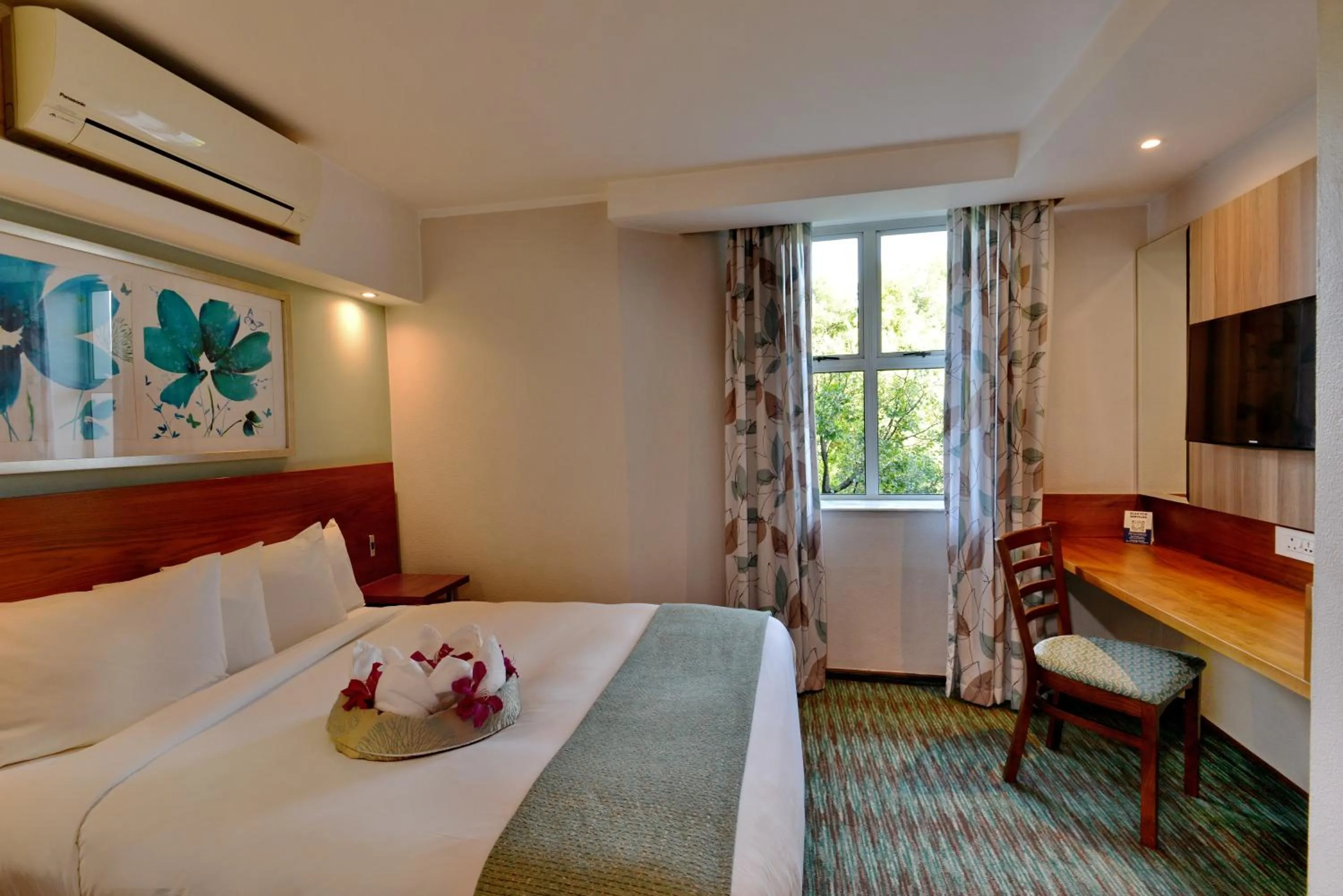 Bedroom, Bed in Town Lodge Waterfall, Midrand