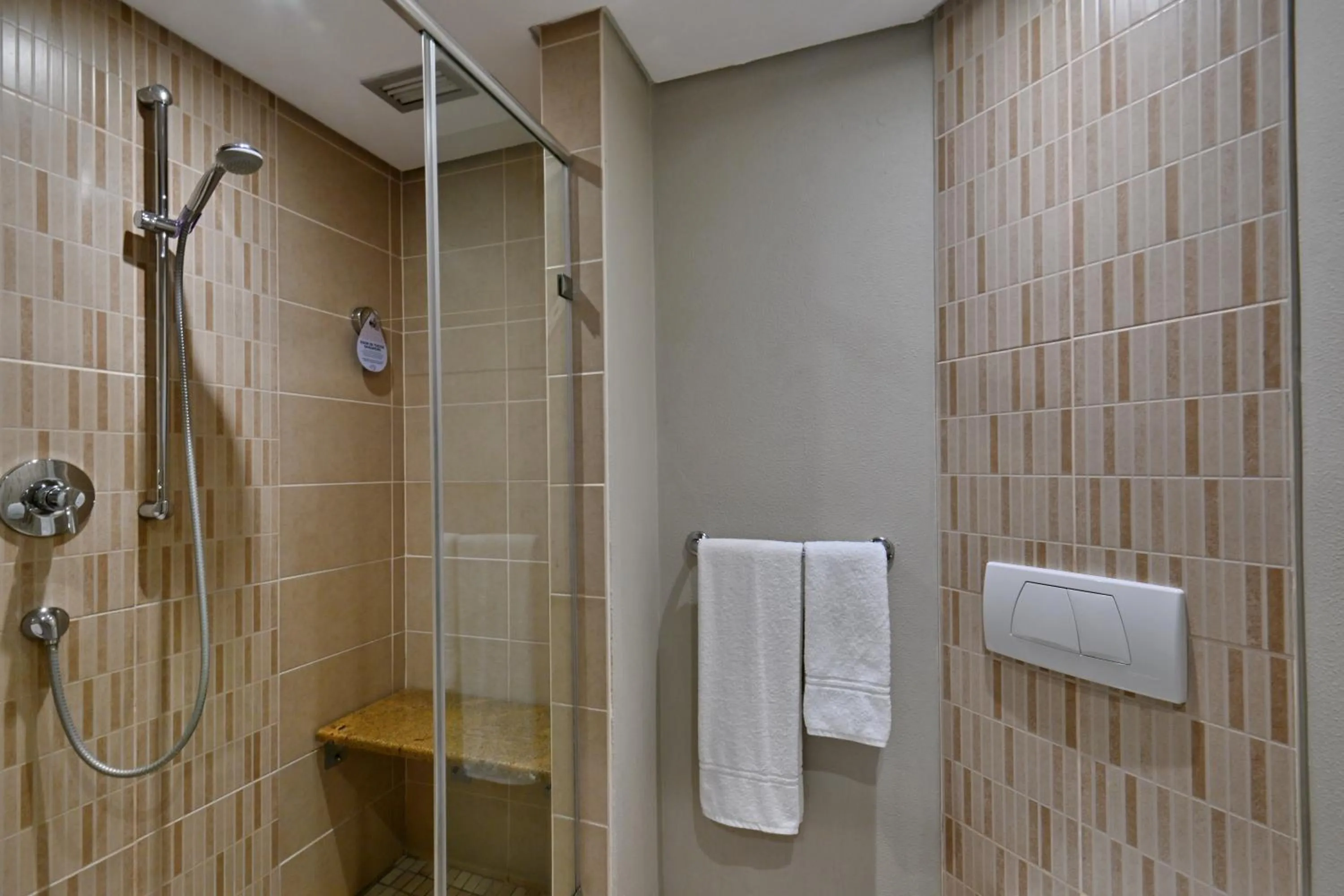 Shower in Town Lodge Gqeberha