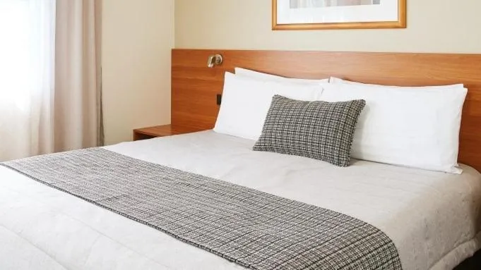 Bed in Ventura Inn & Suites Hamilton