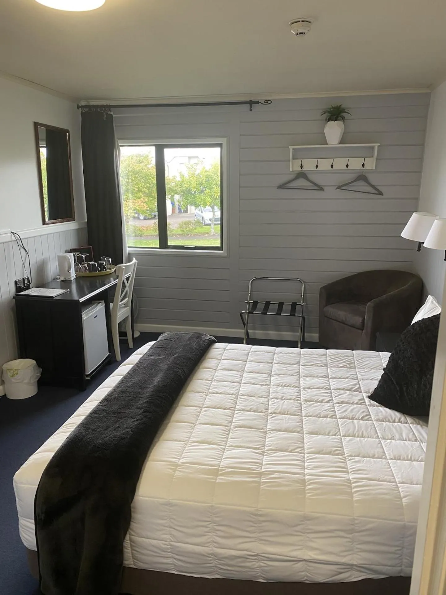 Photo of the whole room, Bed in Lakefront Lodge Taupo