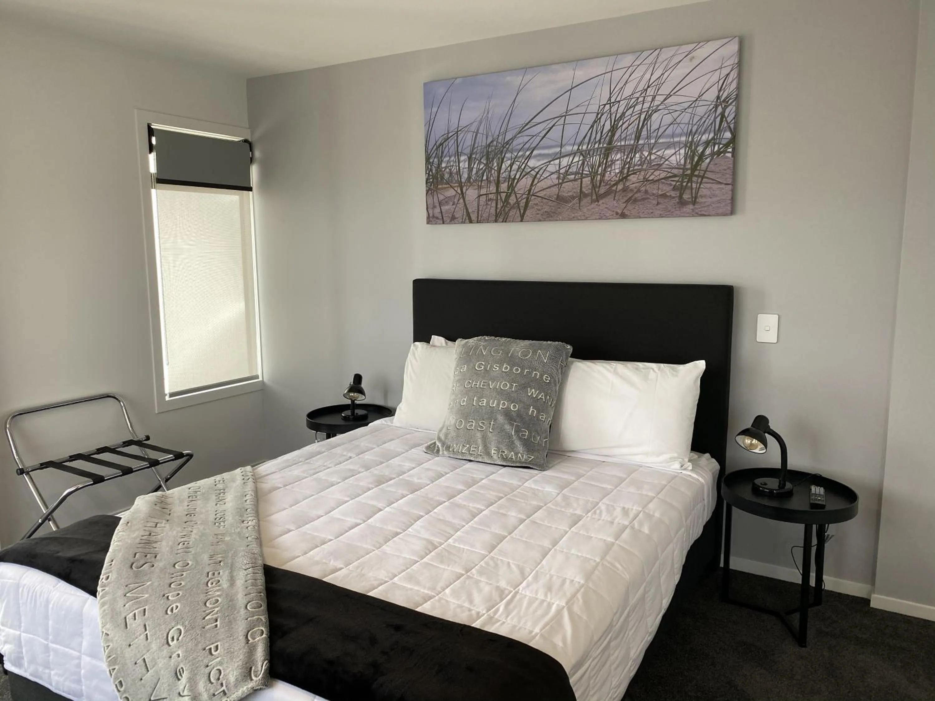 Lake view, Bed in Lakefront Lodge Taupo