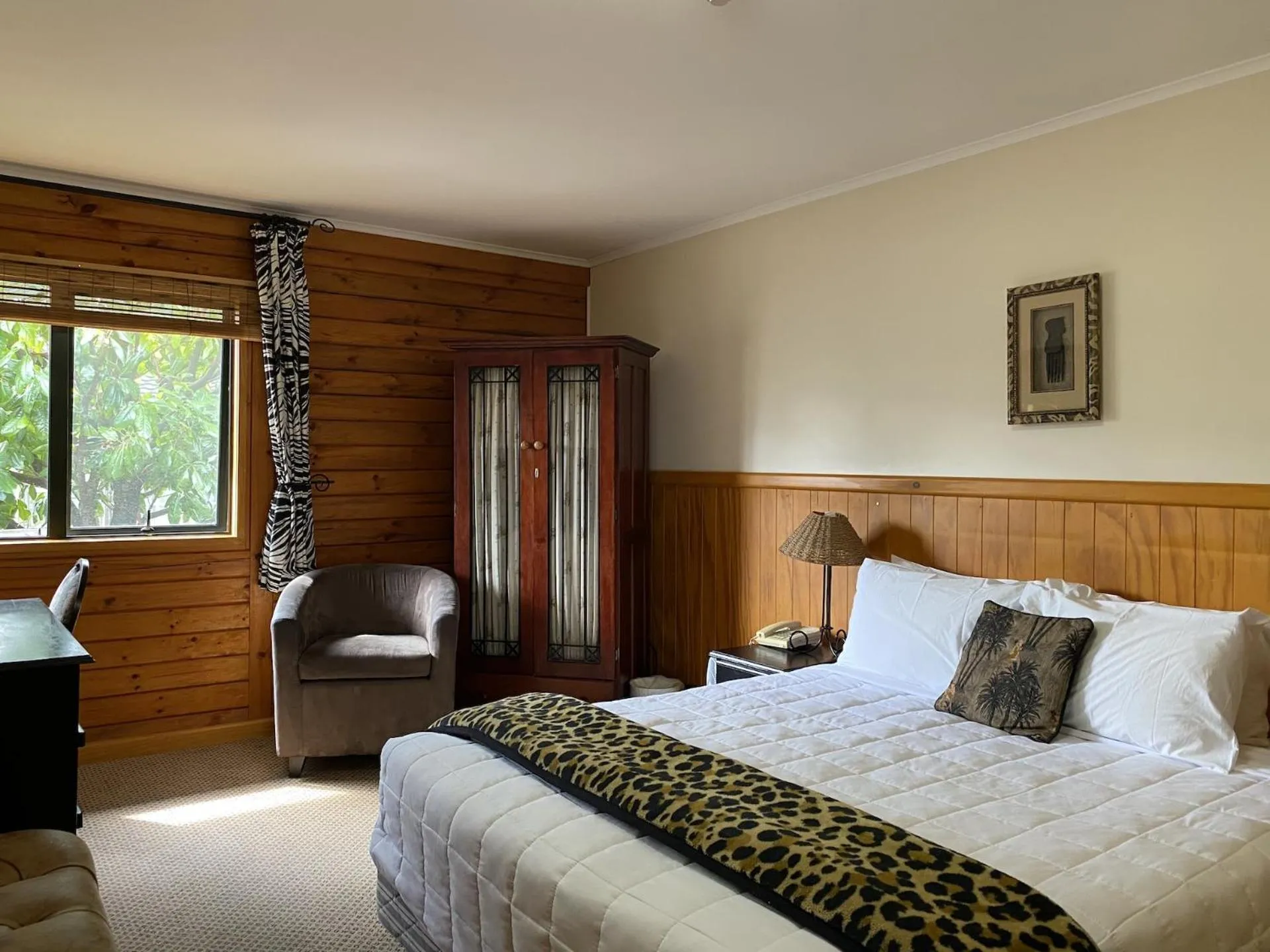 Photo of the whole room, Bed in Lakefront Lodge Taupo