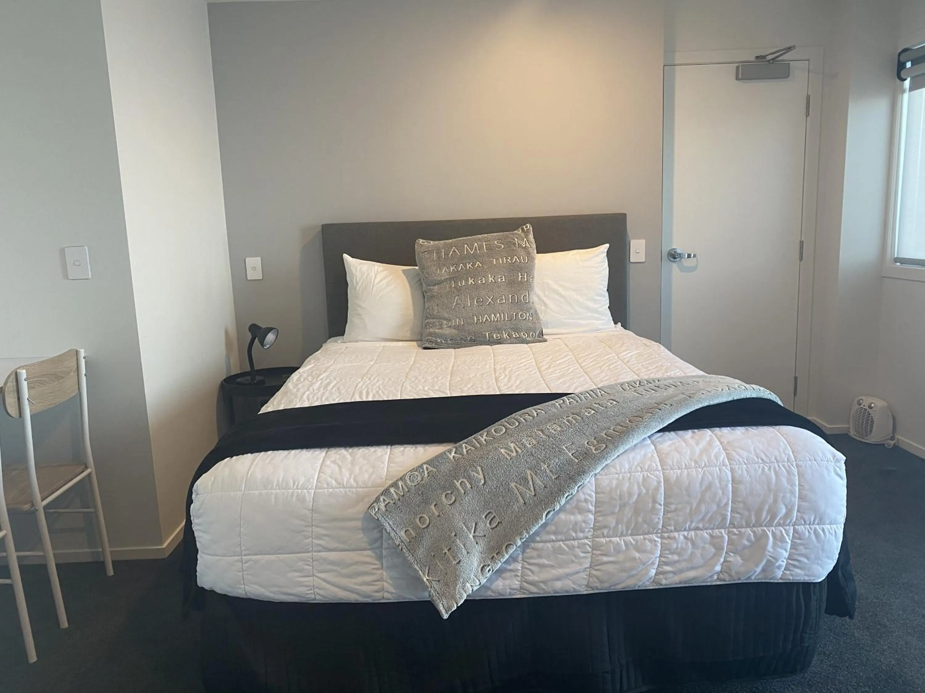 Lake view, Bed in Lakefront Lodge Taupo