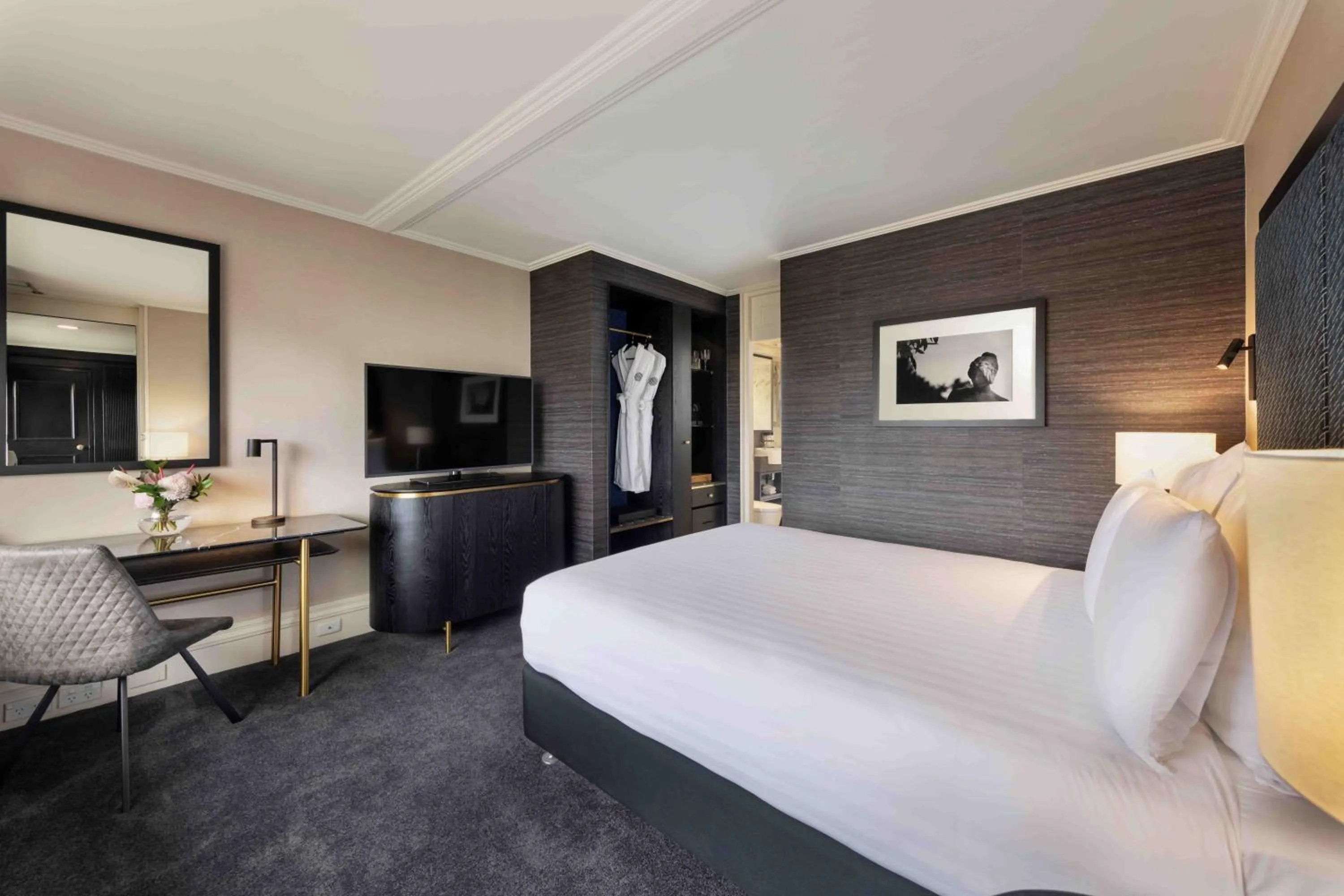 Bed in Pullman Auckland Hotel & Apartments