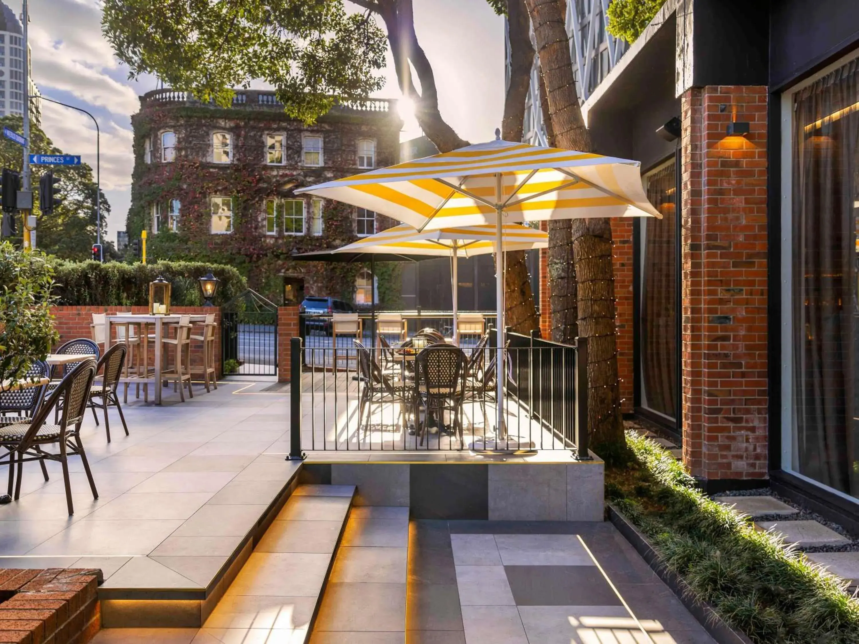 Lounge or bar in Pullman Auckland Hotel & Apartments Lounge or bar in Pullman Auckland Hotel & Apartments