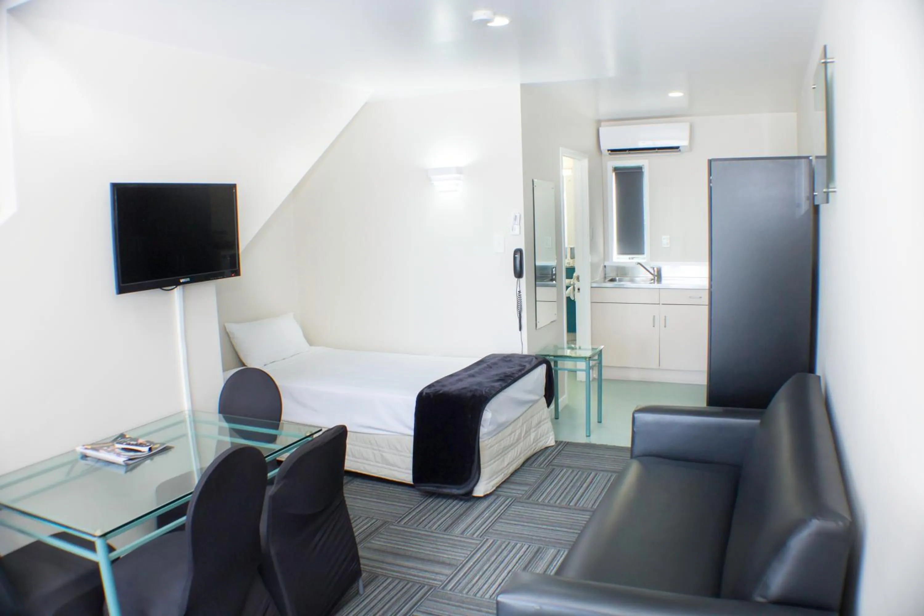 Bed in Rayland Motel