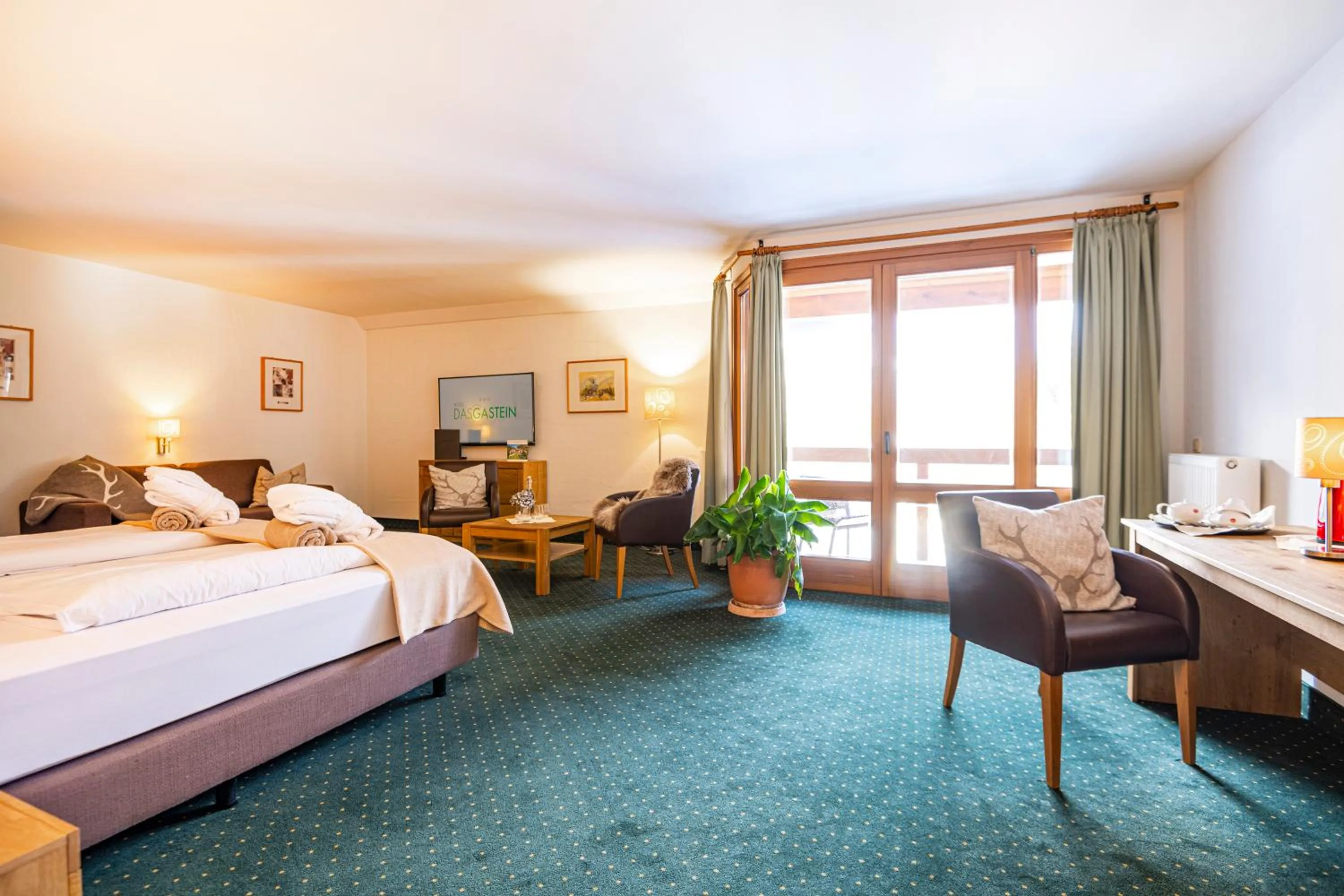 Photo of the whole room, Bed in Hotel Das Gastein - ganzjährig inklusive Alpentherme Gastein & Sommersaison inklusive Gasteiner Bergbahnen