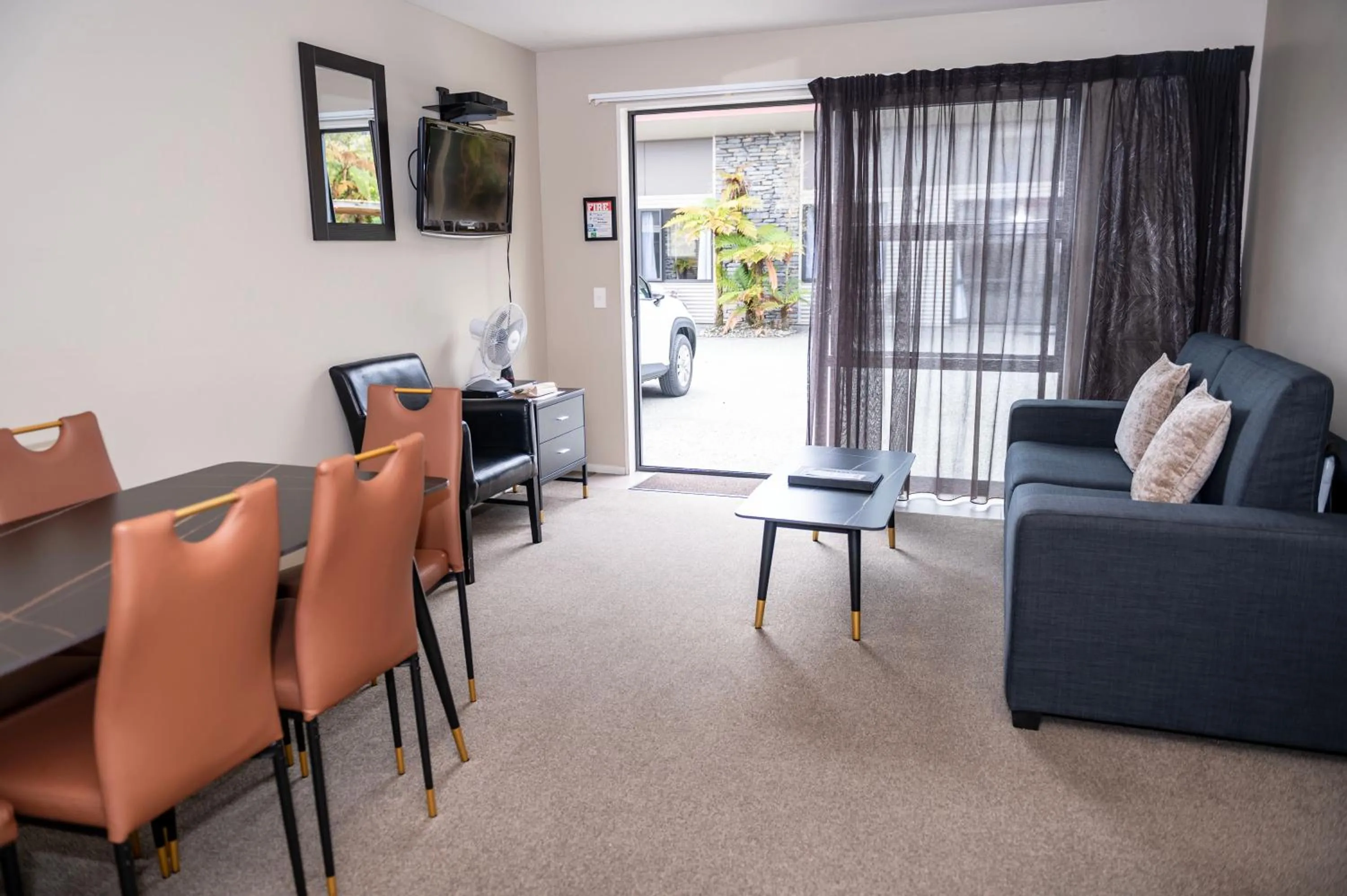 Dining area in 58 On Cron Motel