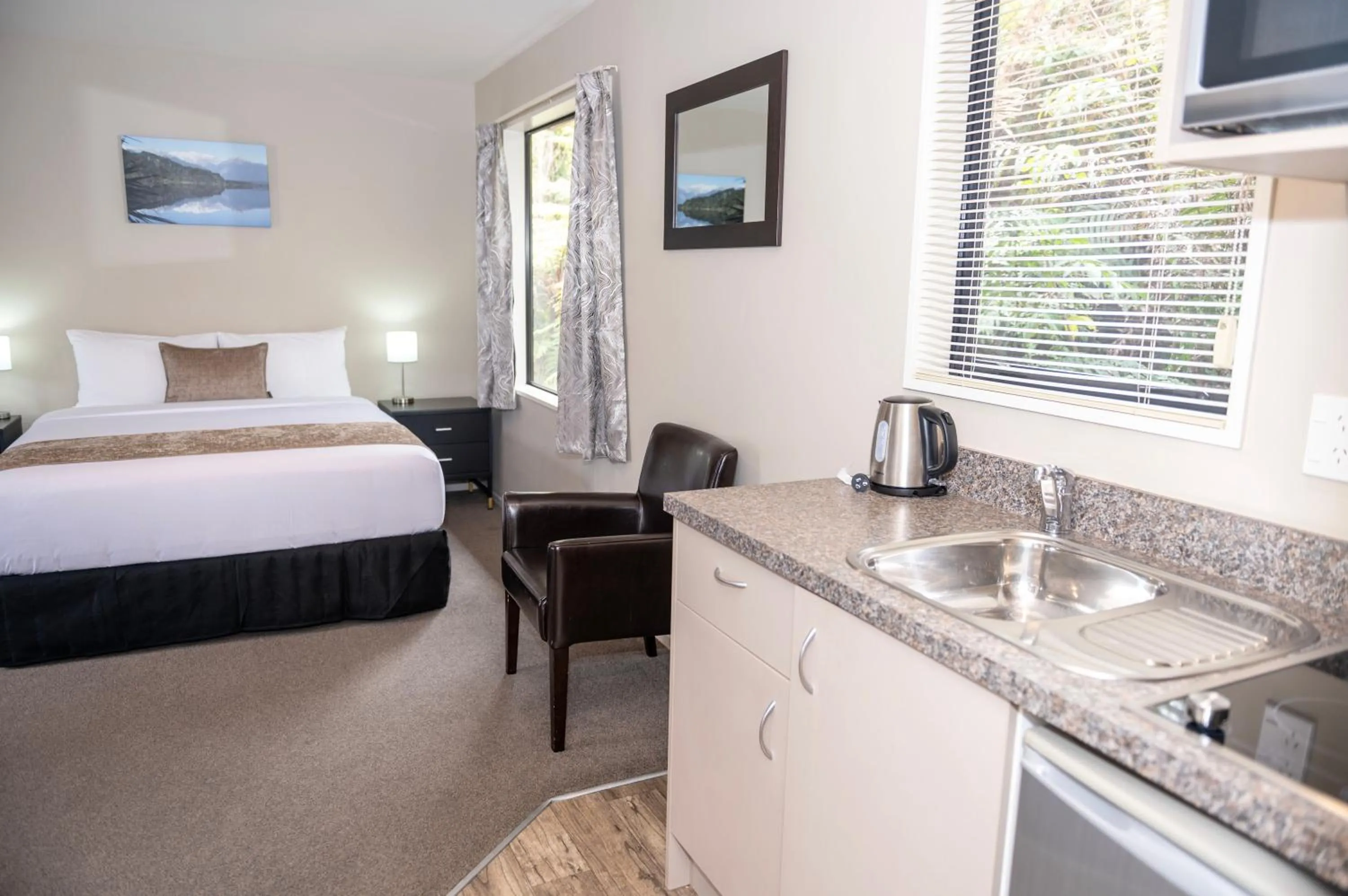 Kitchen or kitchenette, Bed in 58 On Cron Motel