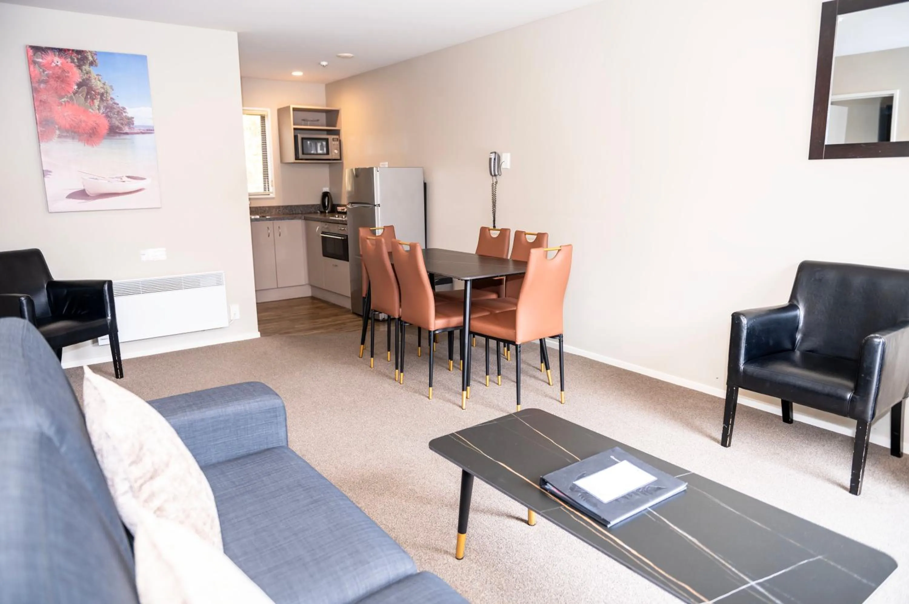 Dining area in 58 On Cron Motel