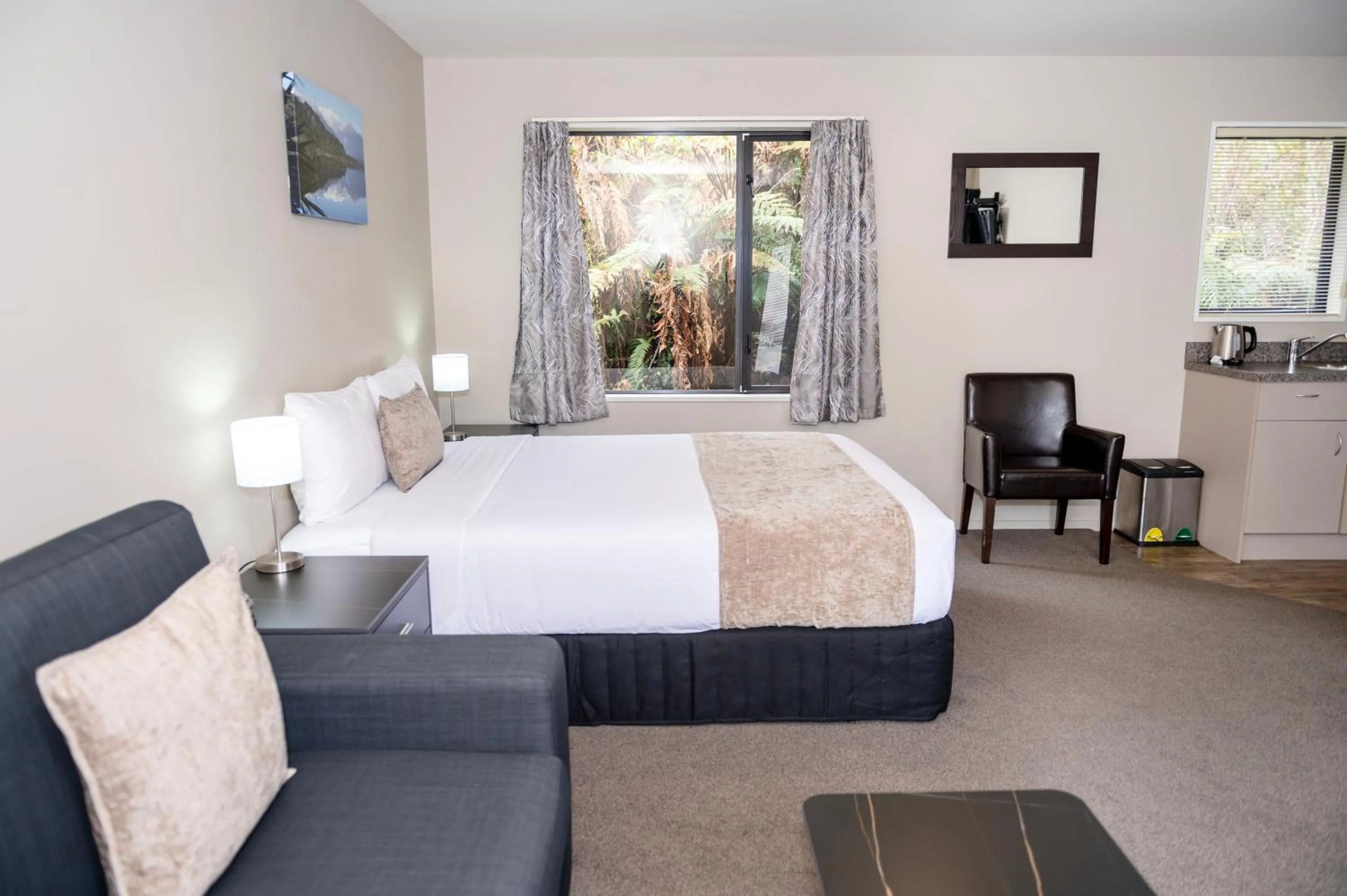 Living room, Bed in 58 On Cron Motel