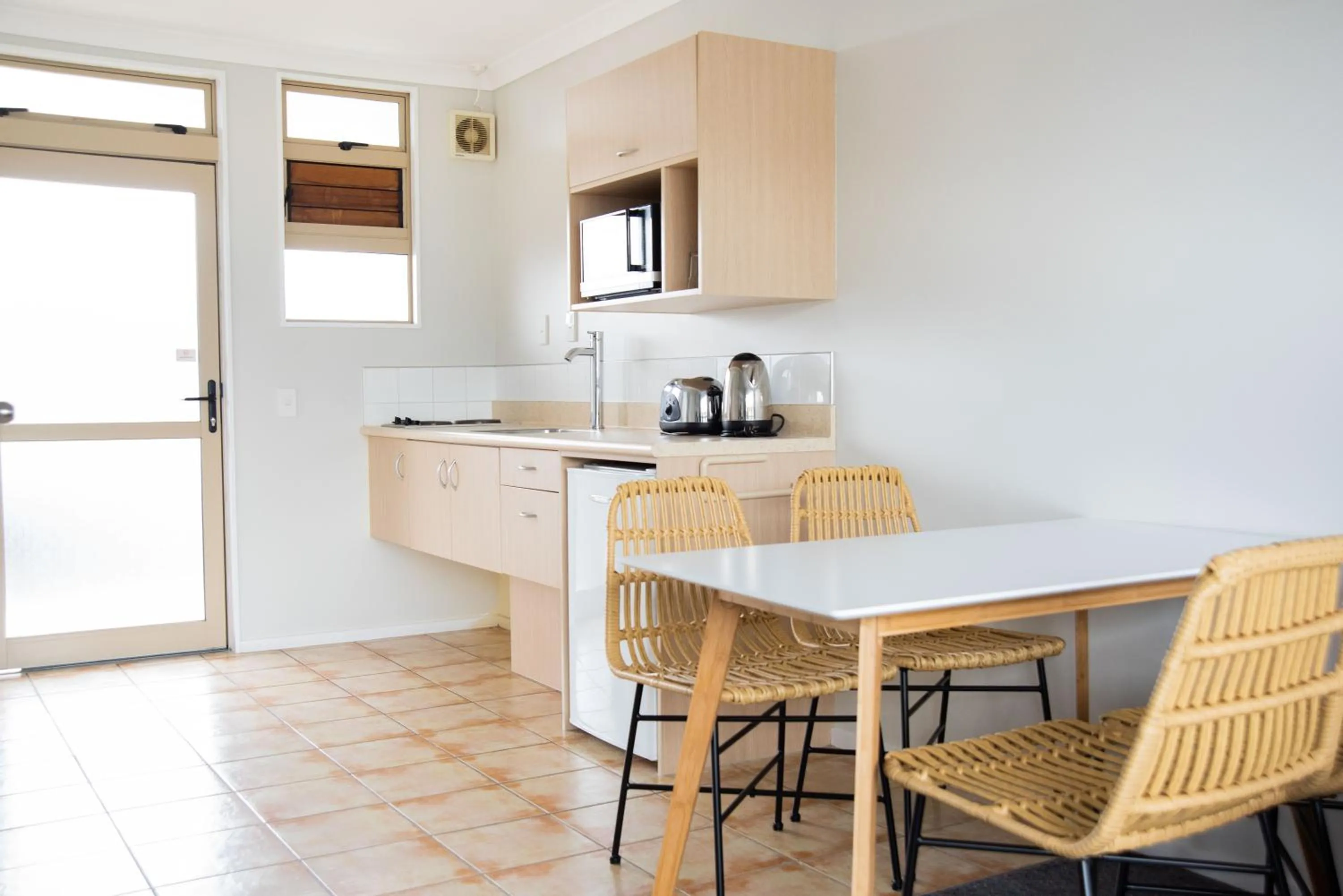 Kitchen or kitchenette in Raglan Sunset Motel and Conference Venue