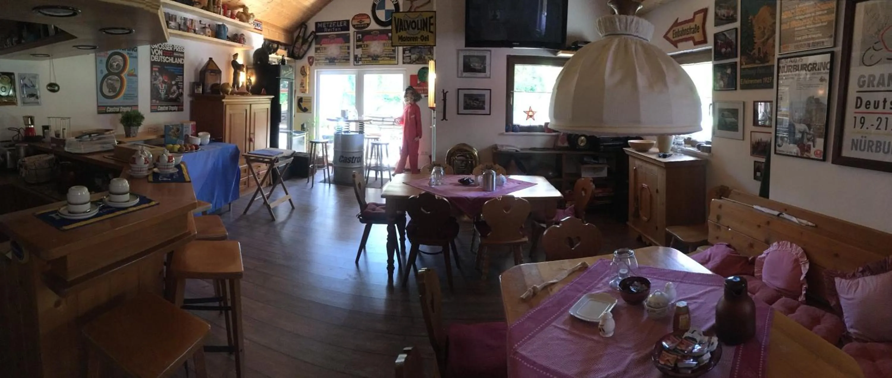 Communal lounge/ TV room in The Place After the Race B&B