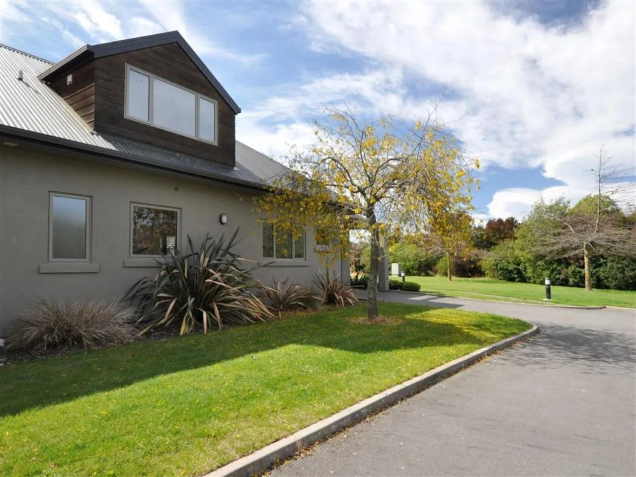 Facade/entrance in Vintners Retreat