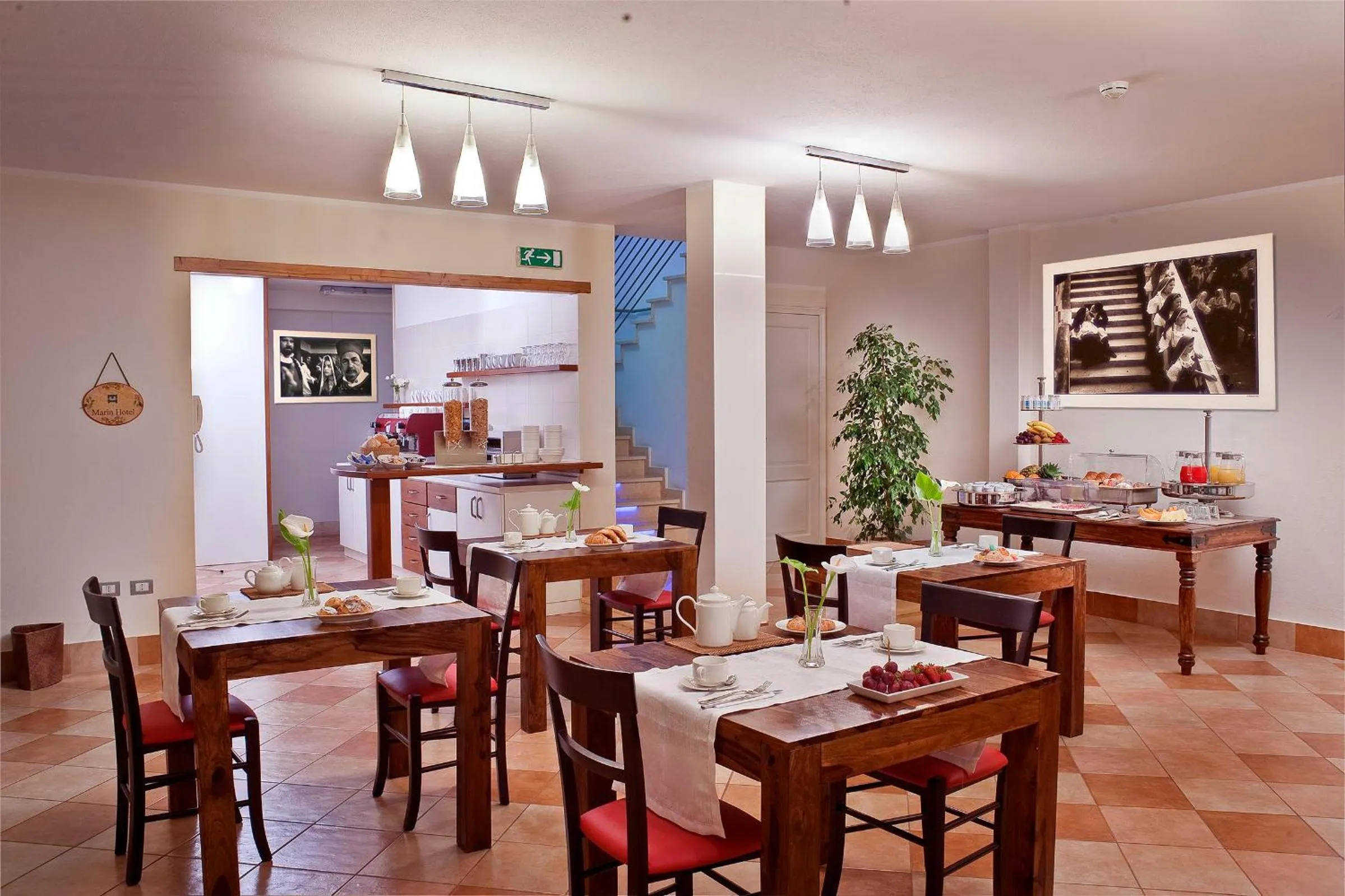 Restaurant/places to eat in Marin Hotel