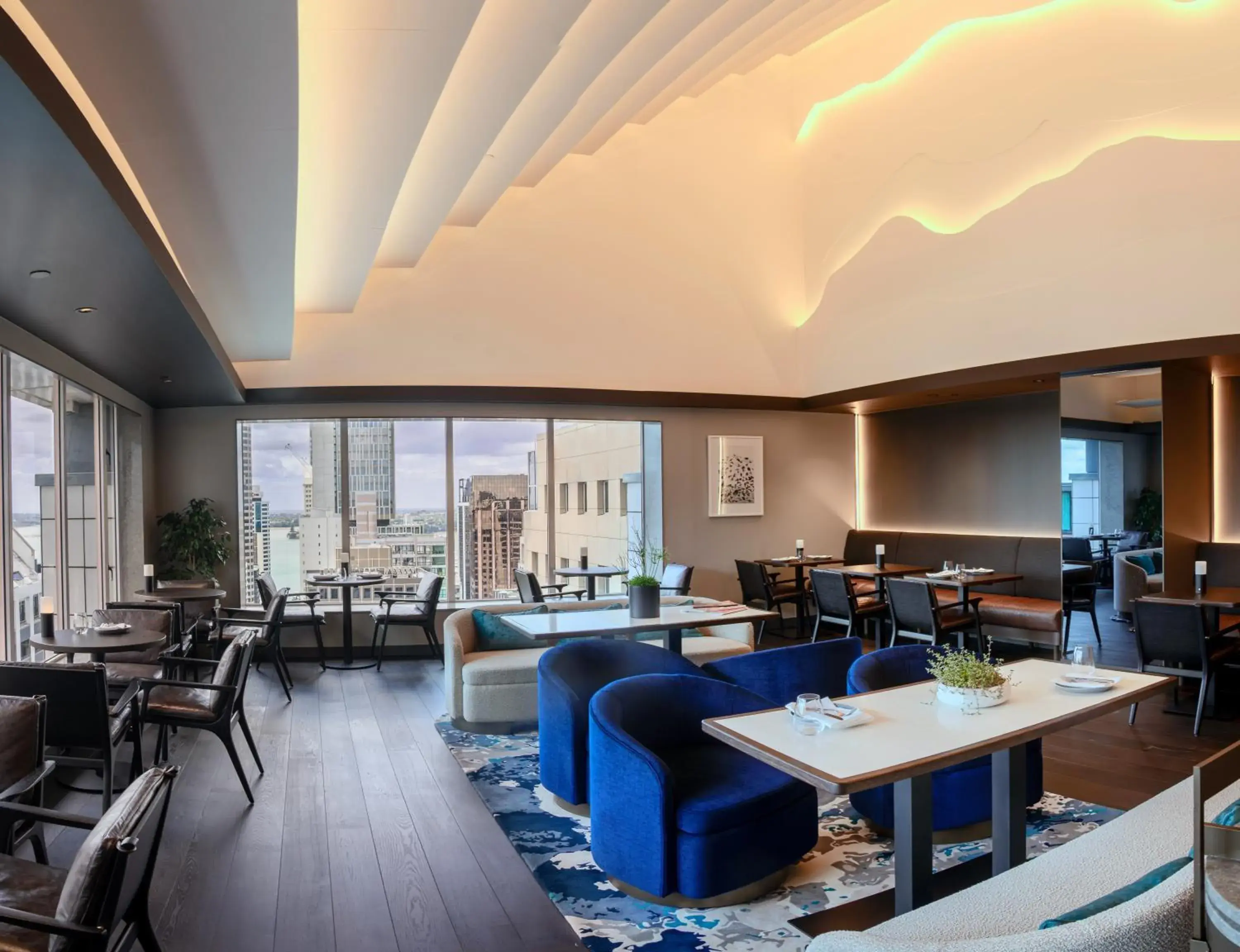 Lounge or bar in Crowne Plaza Auckland by IHG Lounge or bar in Crowne Plaza Auckland by IHG