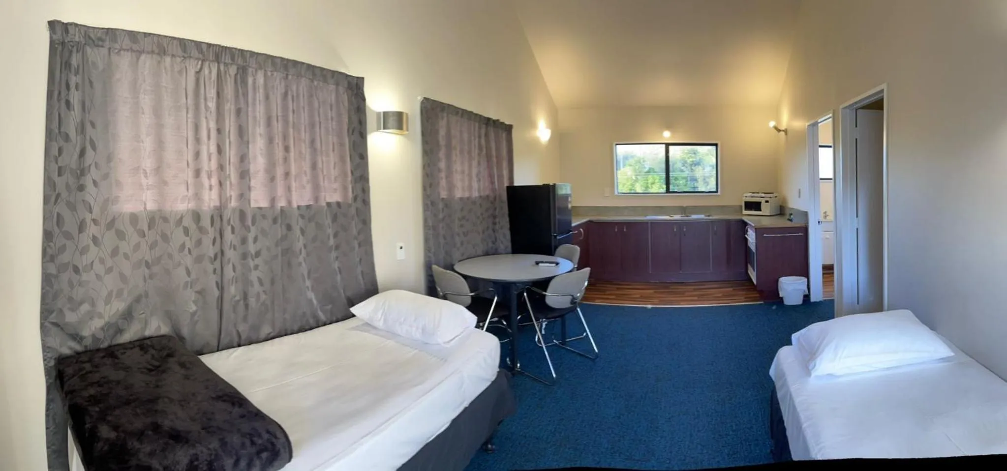 Kitchen or kitchenette, Bed in Rayland Epsom Motel