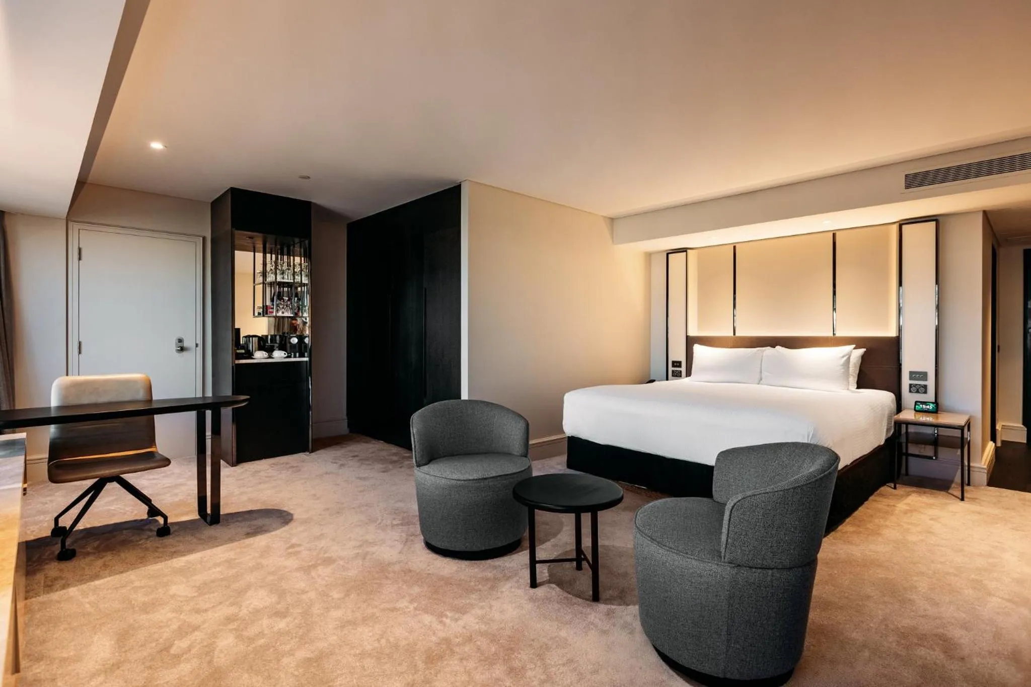 Photo of the whole room, Bed in InterContinental Wellington by IHG