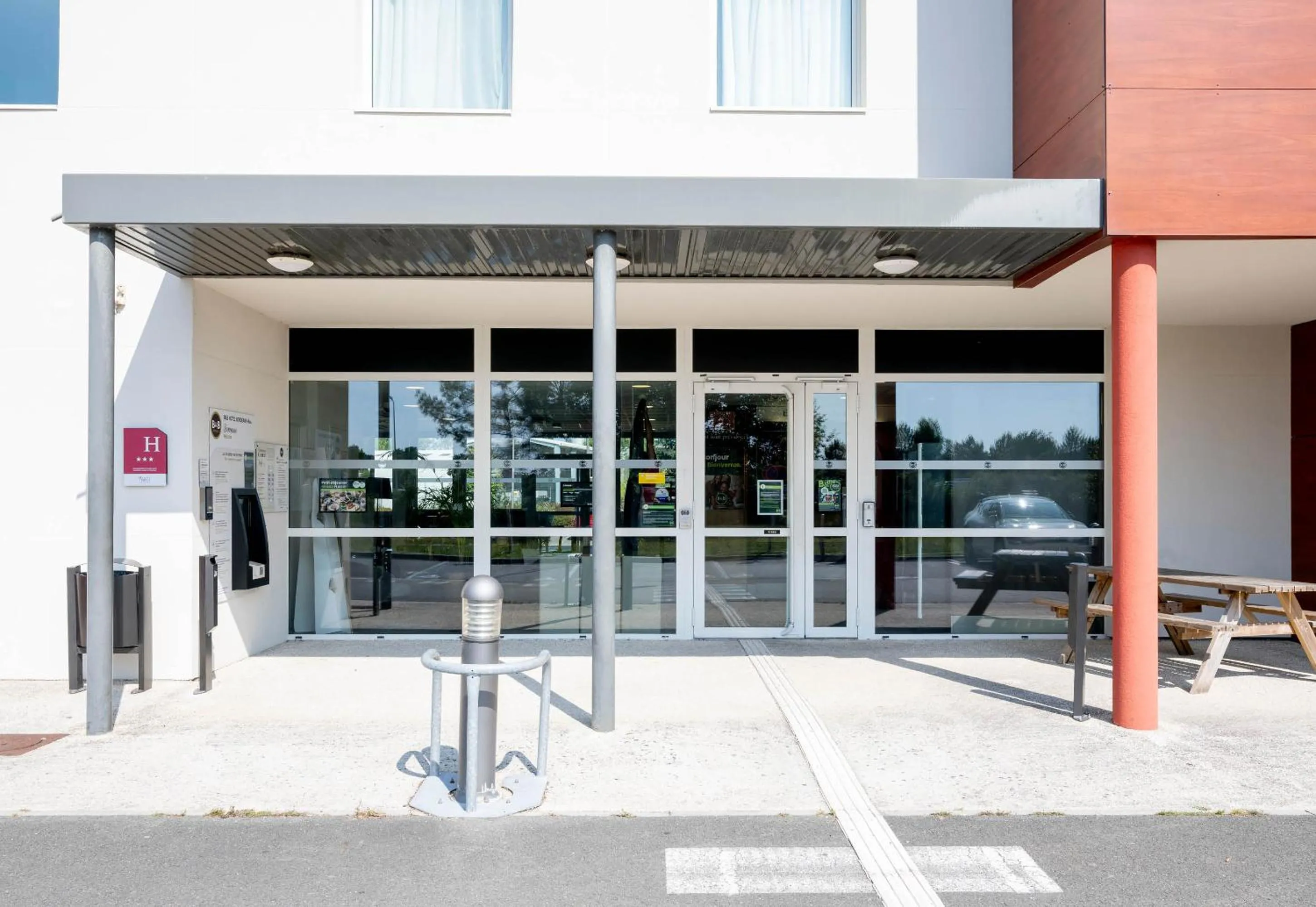 Facade/entrance in B&B HOTEL Bordeaux Sud Mios 3 étoiles