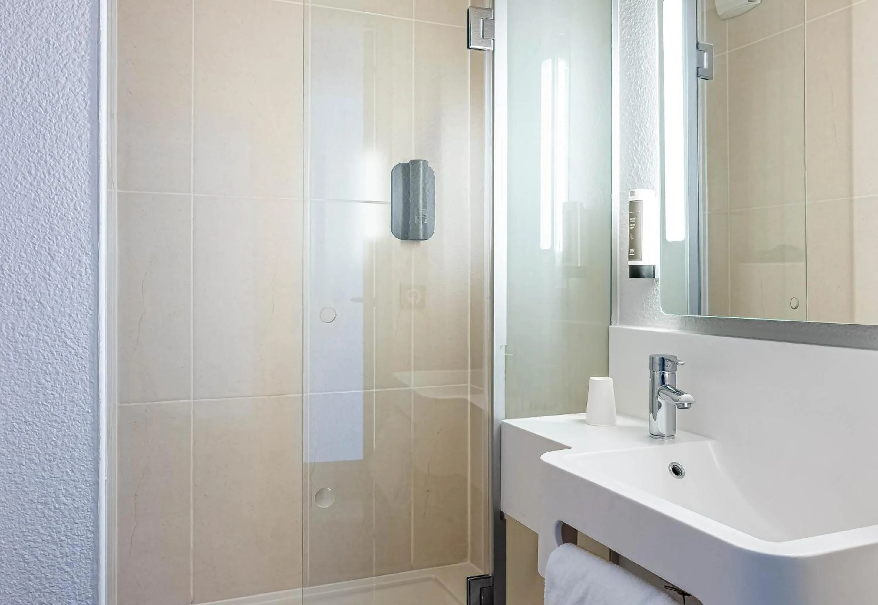 Bathroom in B&B HOTEL Bordeaux Sud Mios 3 étoiles