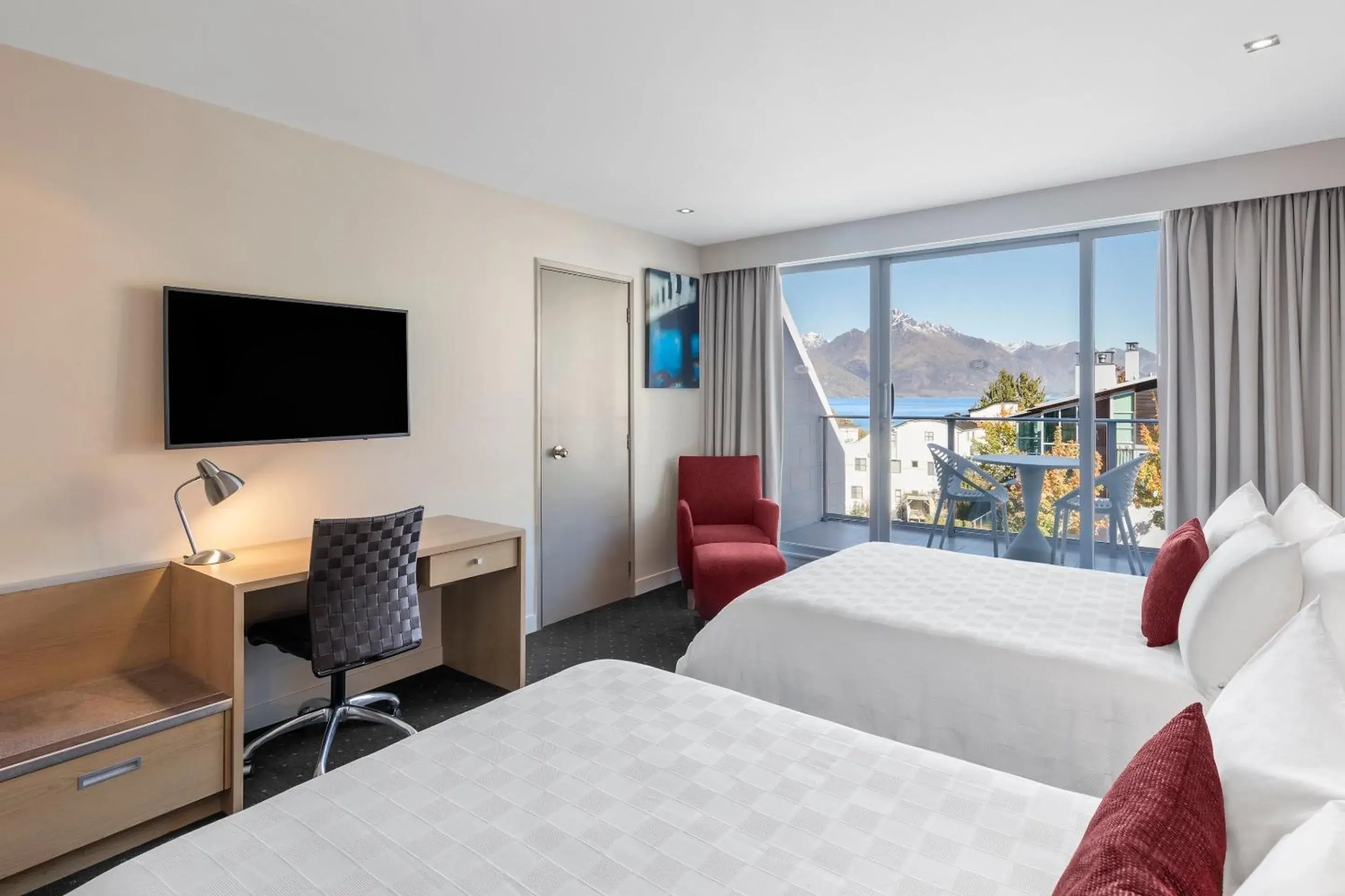 Mountain View Twin with Balcony - 2 Queen beds in Crowne Plaza Queenstown by IHG Mountain View Twin with Balcony - 2 Queen beds in Crowne Plaza Queenstown by IHG