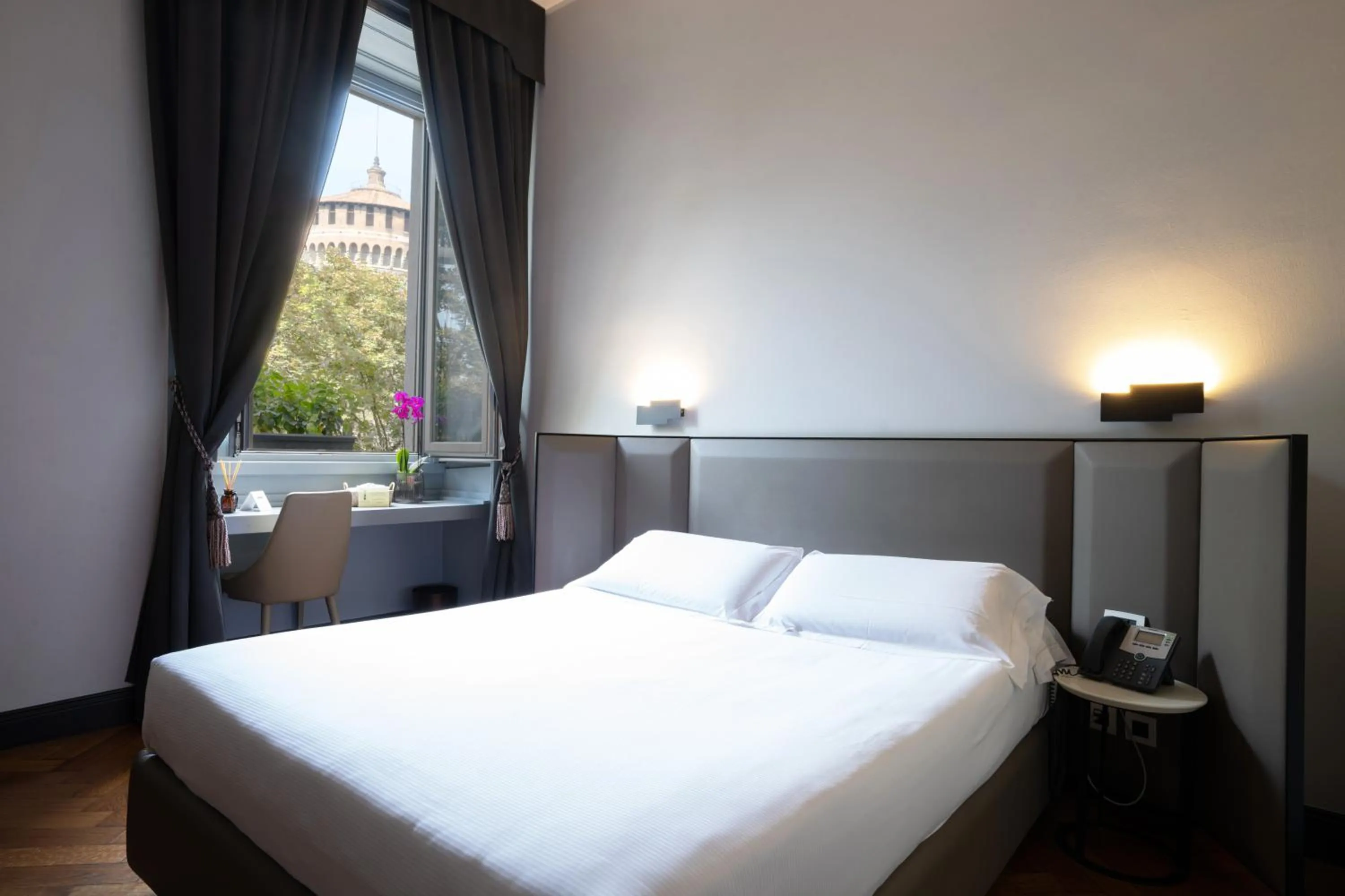 View (from property/room), Bed in Castello Guest House Milano