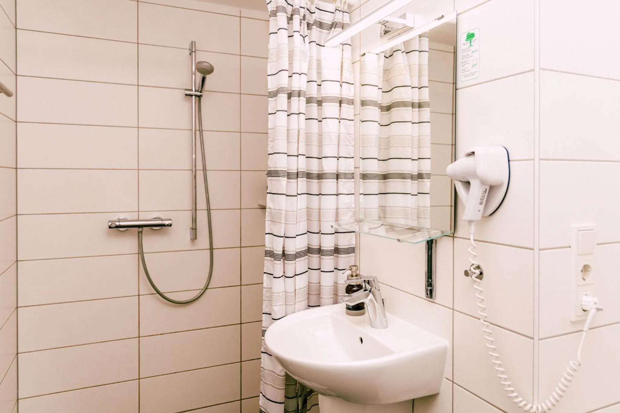 Shower in Hotel Kleiner Markt
