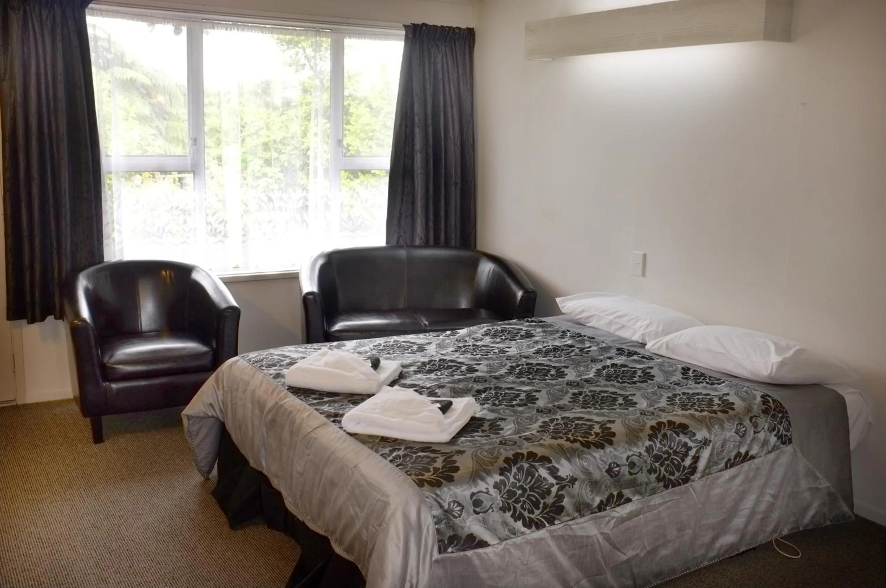 Bed in Westport Motels