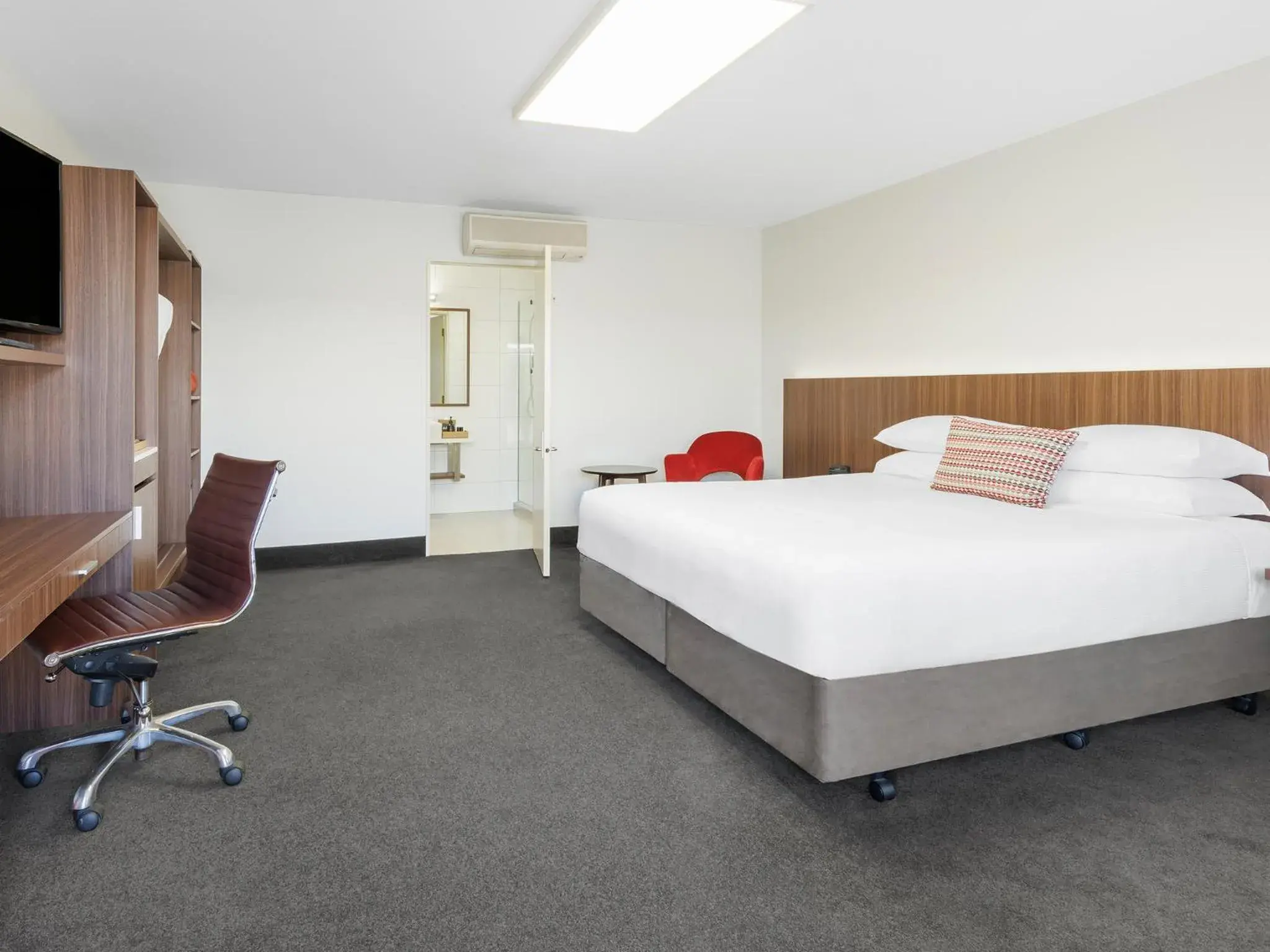 Photo of the whole room, Bed in JetPark Hamilton Airport New Zealand Photo of the whole room, Bed in JetPark Hamilton Airport New Zealand