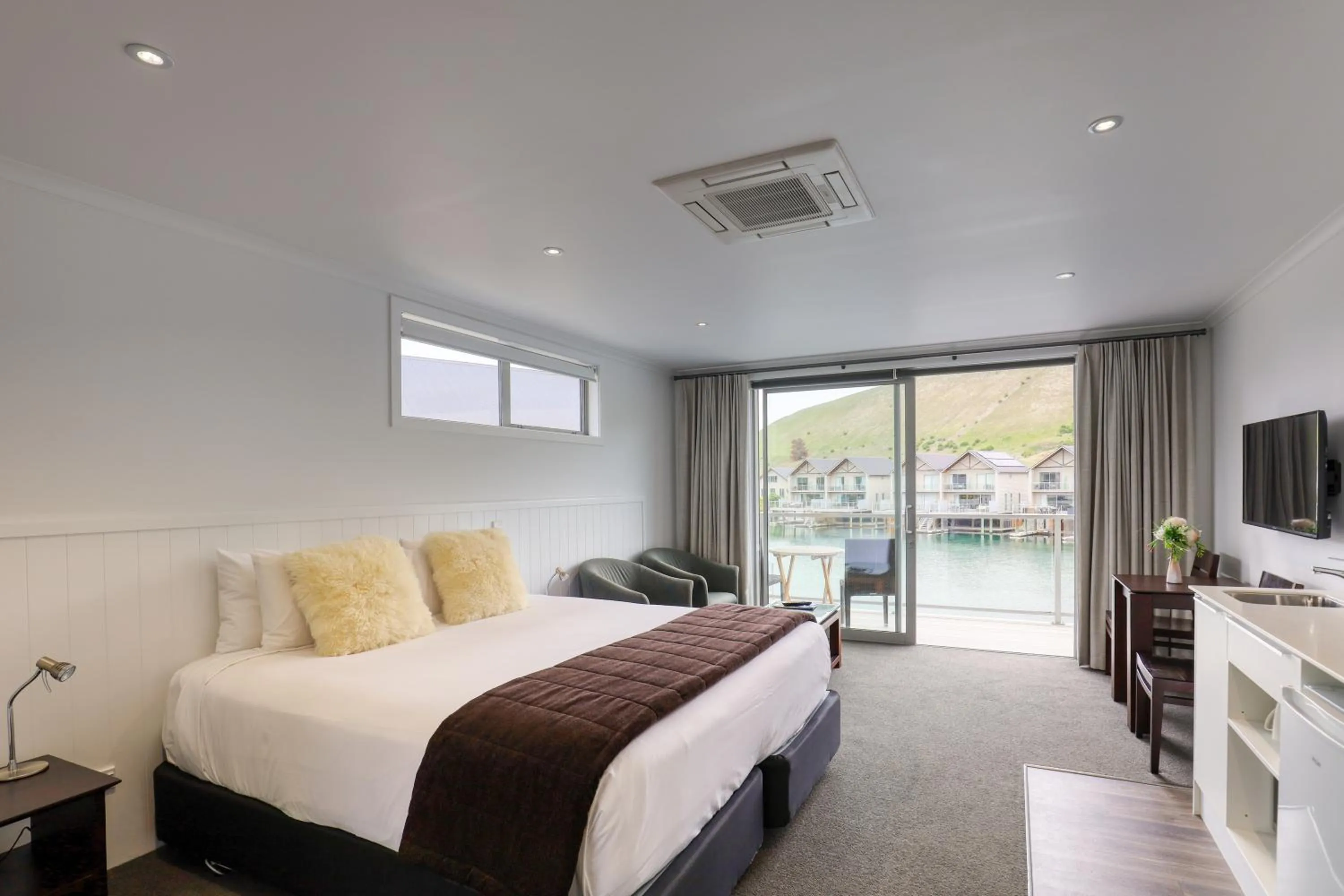 Photo of the whole room, Bed in Marsden Lake Resort Central Otago