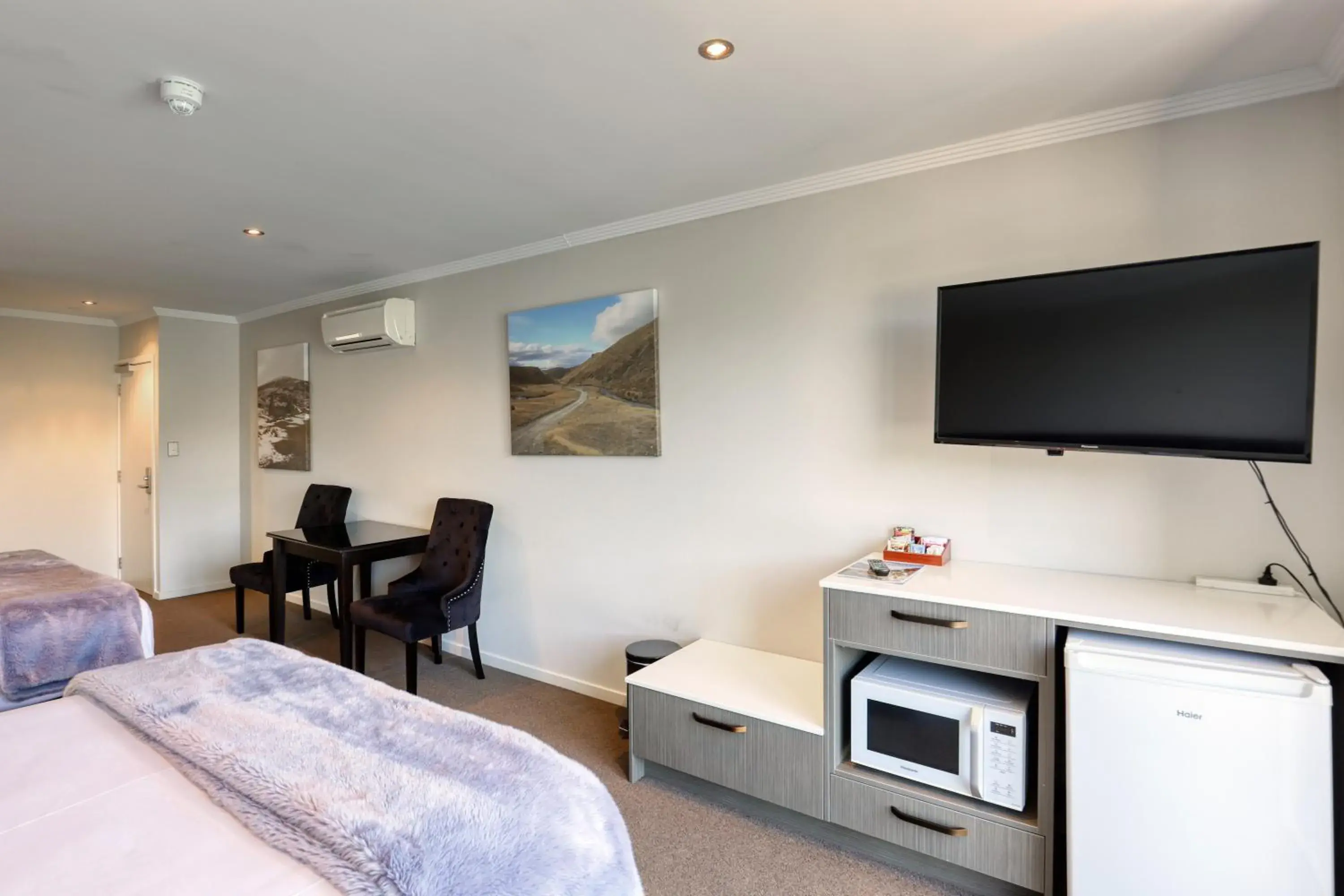 Photo of the whole room, Bed in Marsden Lake Resort Central Otago Photo of the whole room, Bed in Marsden Lake Resort Central Otago