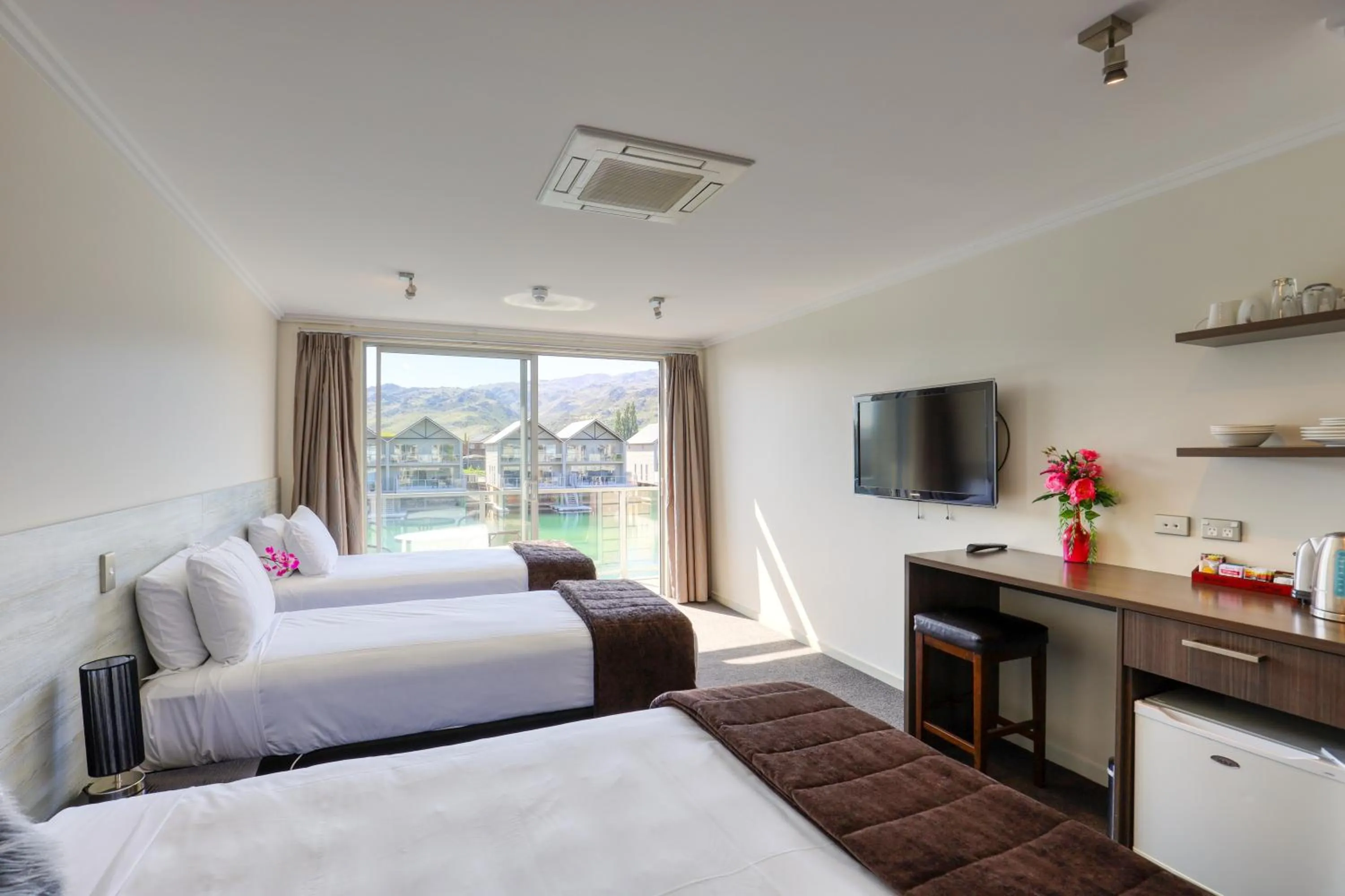 Photo of the whole room, Bed in Marsden Lake Resort Central Otago